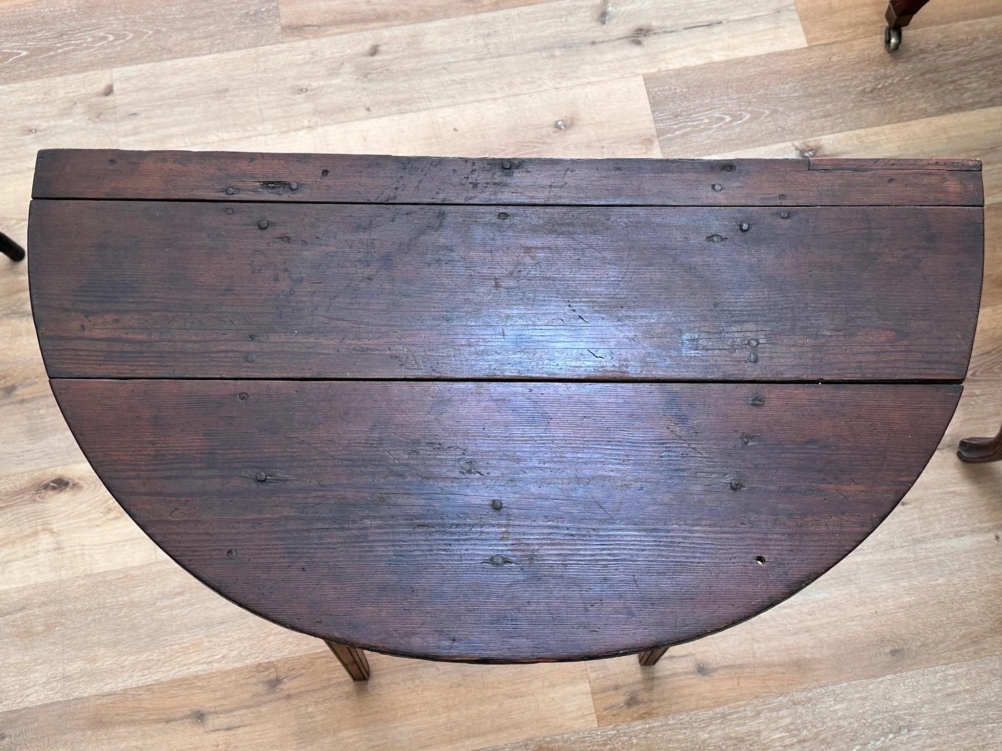 Rare Southside Virginia Yellow Pine and Chestnut Hunt table, c. 1790 In Good Condition For Sale In Charlottesville, VA