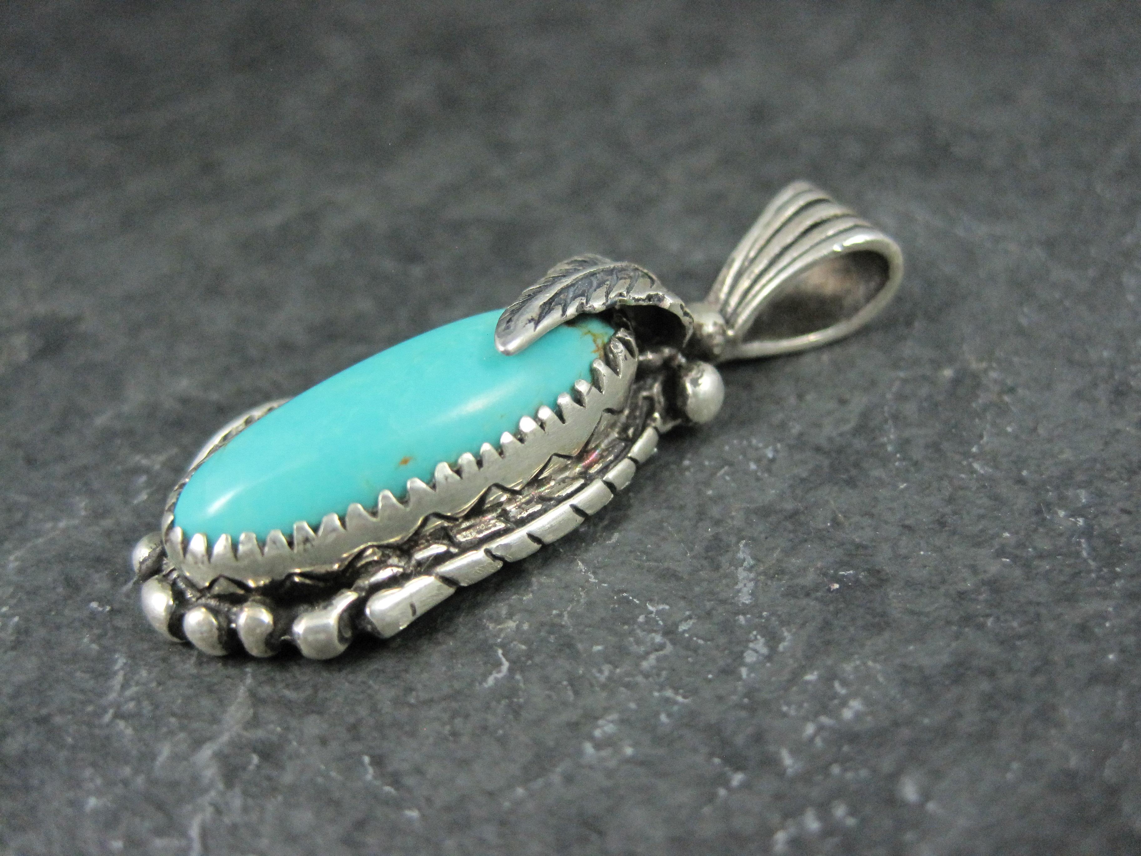 Taglio ovale Raro ciondolo a forma di piuma di turchese in sterling del sud-ovest di Carol Felley in vendita