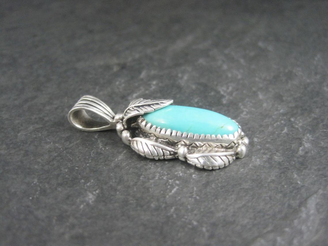 Taglio ovale Raro ciondolo a forma di piuma di turchese in sterling del sud-ovest di Carol Felley in vendita