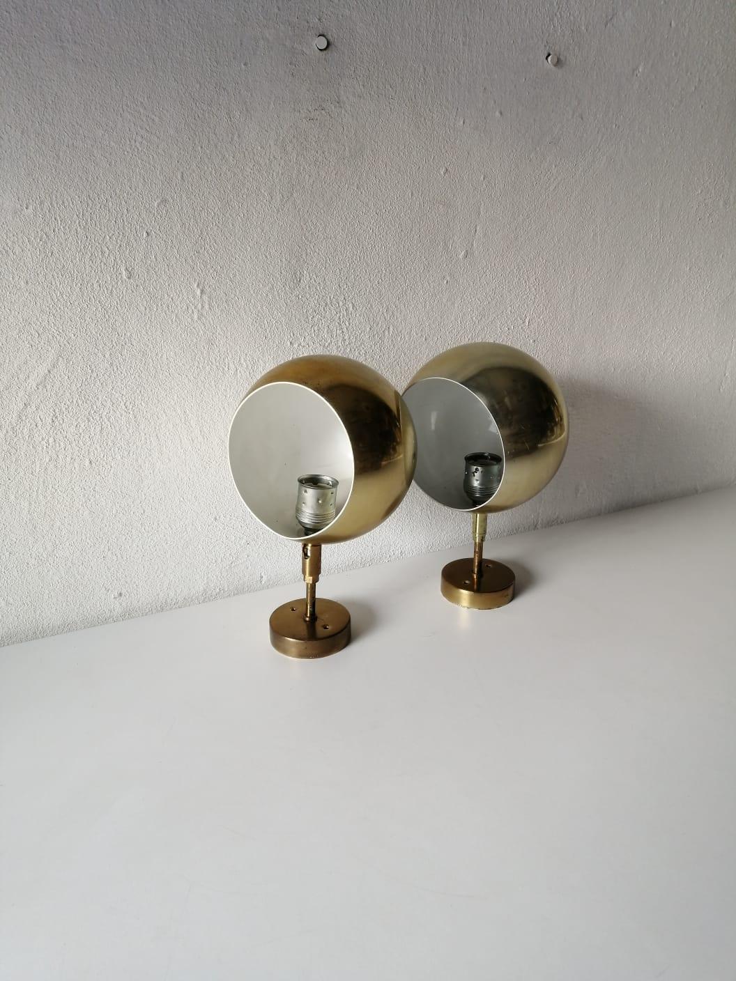 Rare Space Age gold metal pair of sconces by Cosack, 1970s Germany

Very elegant and rare wall lamps. 


Lamps are in very good condition.
These lamps works with E27 standard light bulbs.
Wired and suitable to use in all