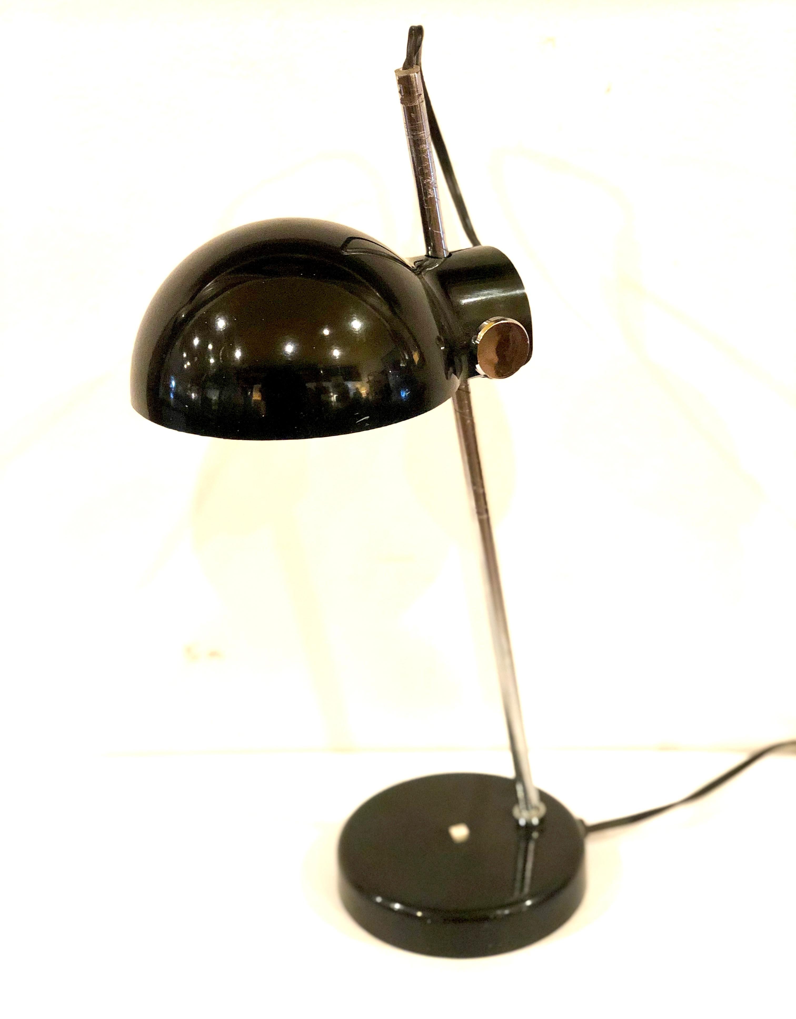 Lampe de bureau réglable fabriquée au Japon avec abat-jour rotatif qui monte et descend, en parfait état de fonctionnement. Le plastique a été poli, il est très beau. Le poteau chromé présente quelques marques dues à l'âge et au déplacement du store