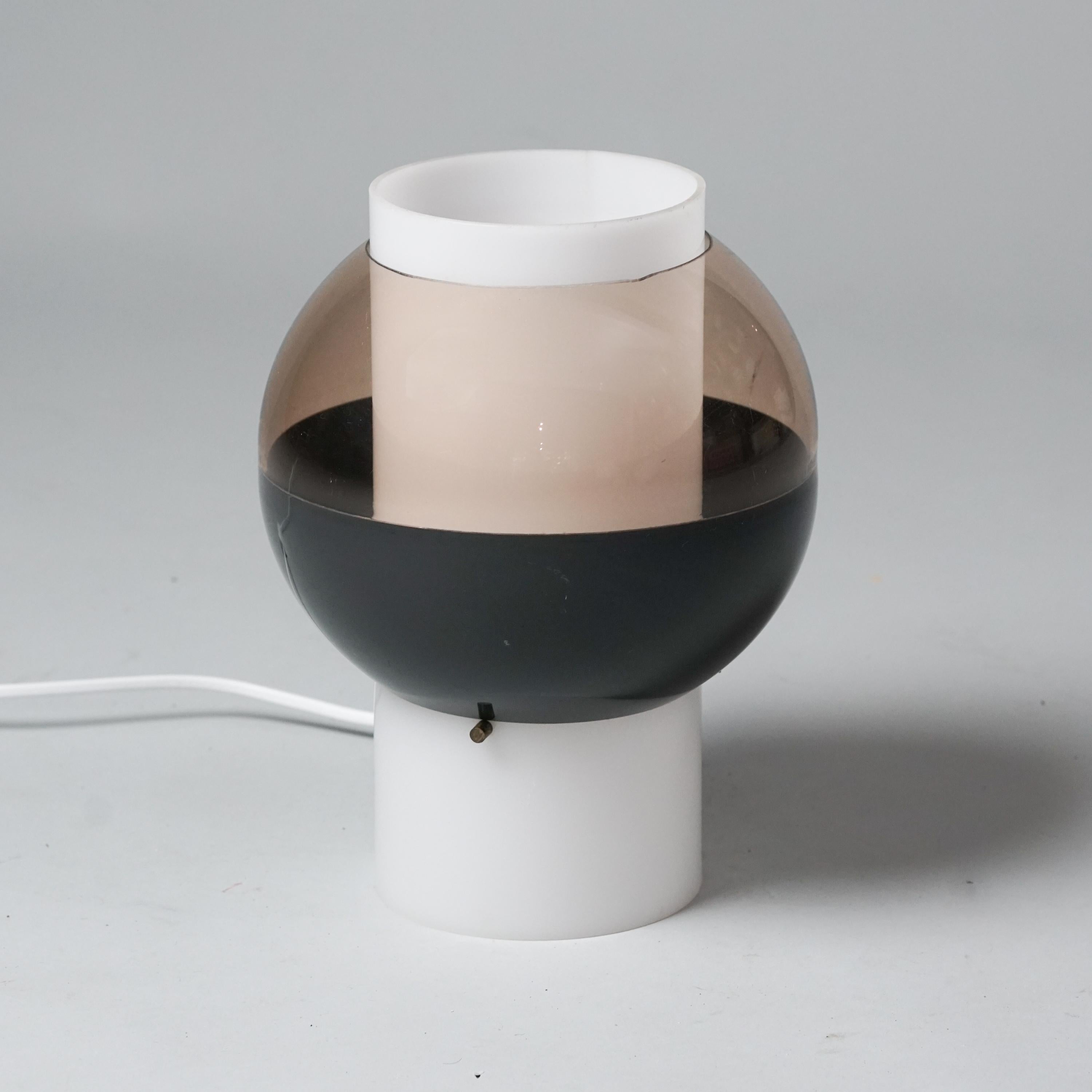 Rare Space Age table lamp, attributed to Yki Nummi, manufactured by Stockmann-Orno, 1970s. Plastic. Brass details. Marked. Good vintage condition, patina and minor wear consistent with age and use. Beautiful Space Age design.

Yki Nummi was one of