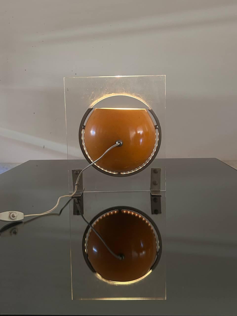 French Rare lampe de table de l'ère spatiale en lucite par Jean Dudon, France, 1960 circa en vente