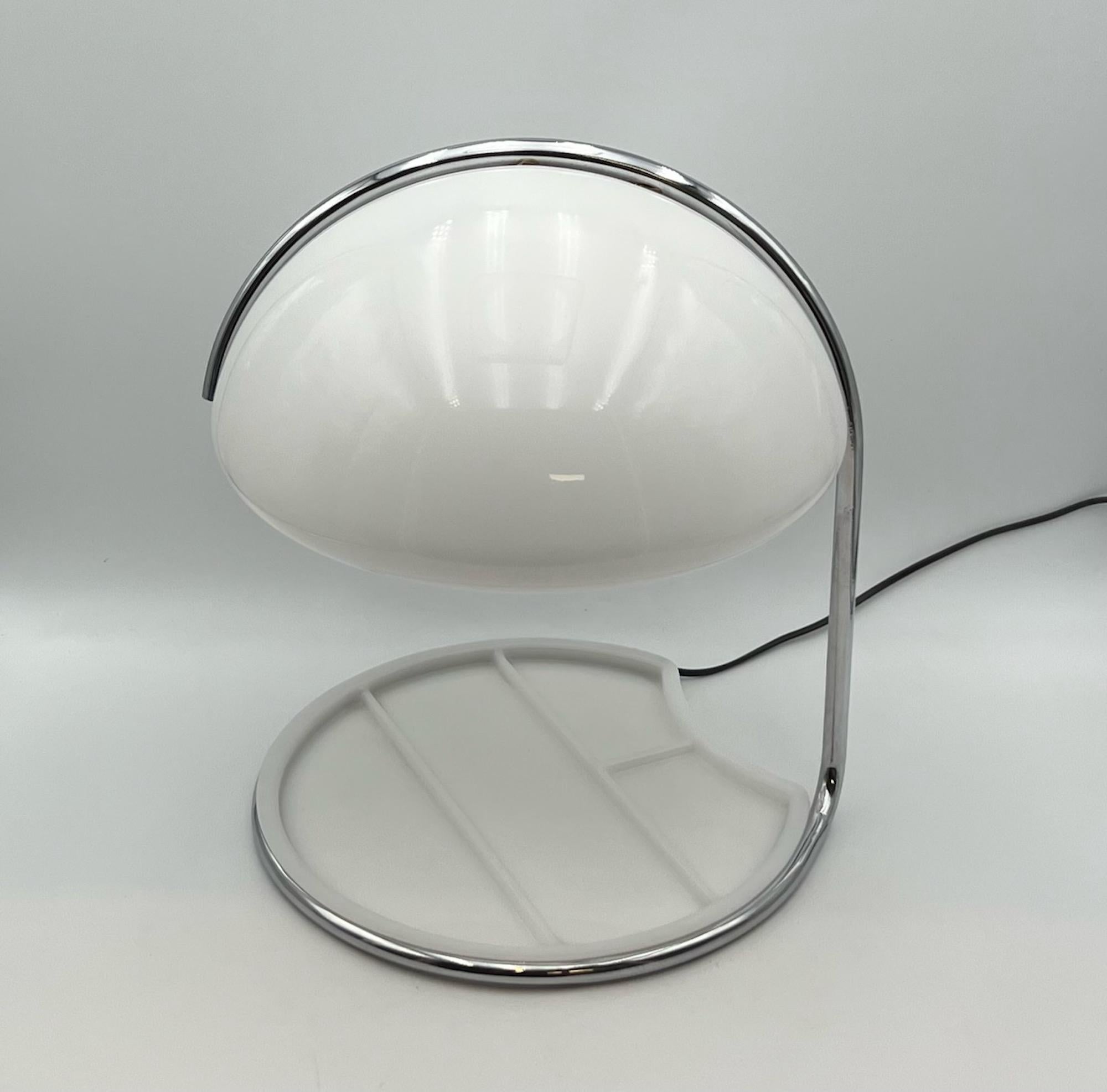 Acrylic Rare Space Age Table Lamp ‘Shell’ by Luigi Massoni for iGuzzini, 1960s