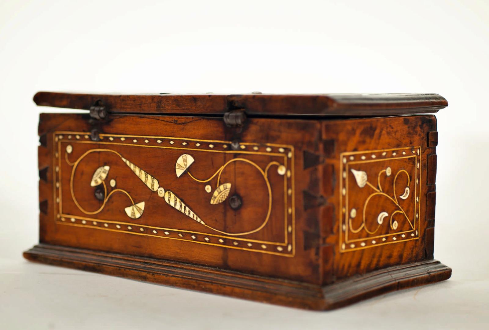 Rare Spanish Box of the 19th Century In Good Condition In Madrid, ES