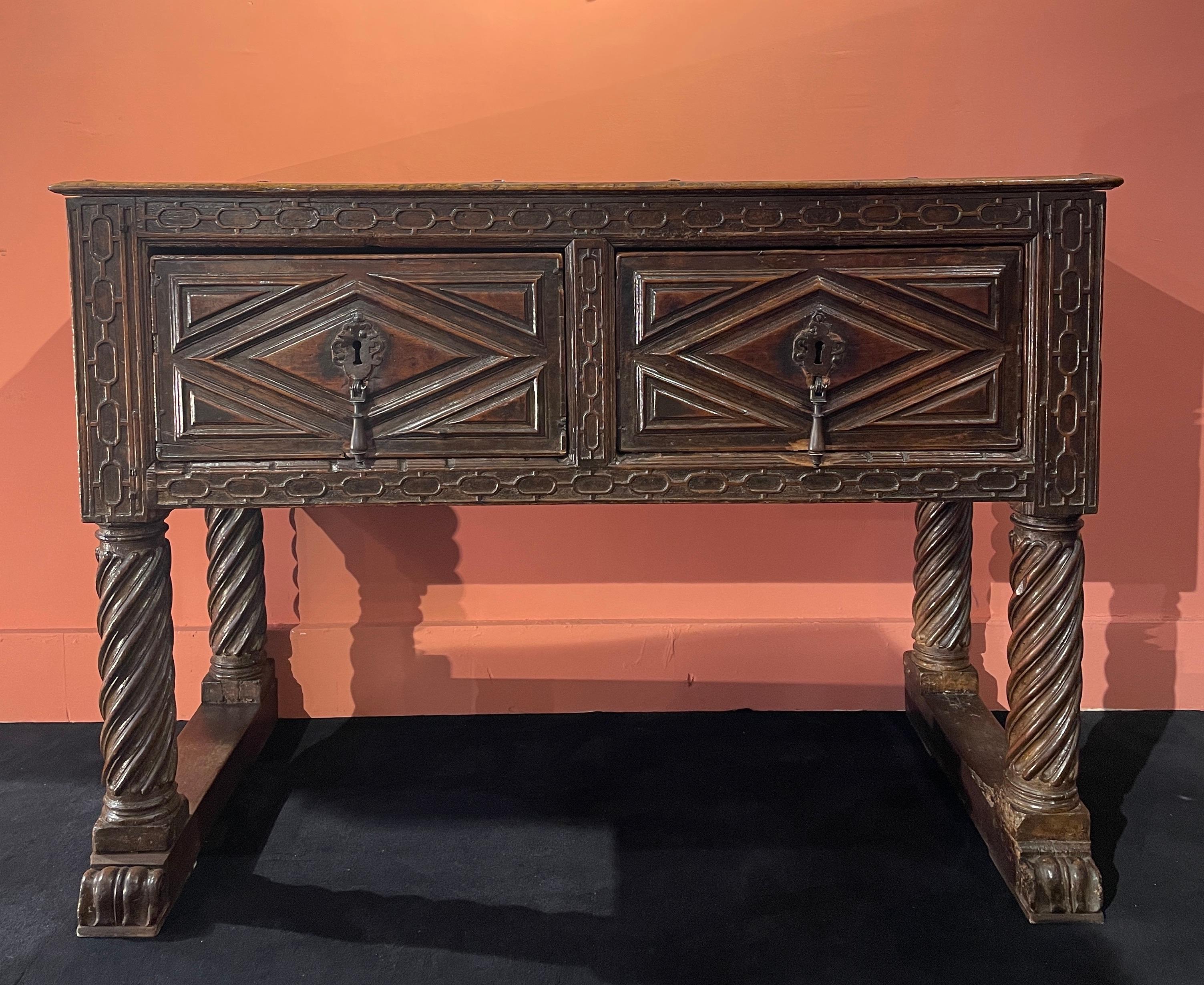 RARE SPANISH CONSOLE
 
ORIGIN : SPAIN
PERIODE : 16TH CENTURY
 
Height: 83,5 cm
Width : 118 cm
Depth : 49,5 cm
 
Original handles and locks.
Walnut
 
This rare Spanish console rests on four solid double-twisted columns surmounting stylized claw