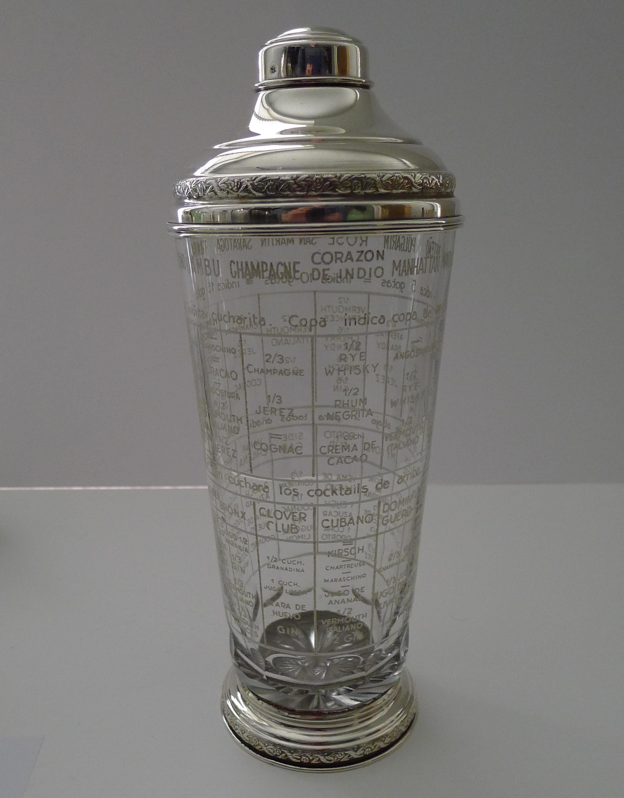 Ein prächtiger Vintage-Cocktail-Shaker aus Glas mit weißer Emaille-Beschriftung, die ein interessantes Rezept / Menü-Cocktail-Shaker.

Die Fassungen und Beschläge sind aus massivem spanischem Sterlingsilber gefertigt. Jedes Stück ist mit dem