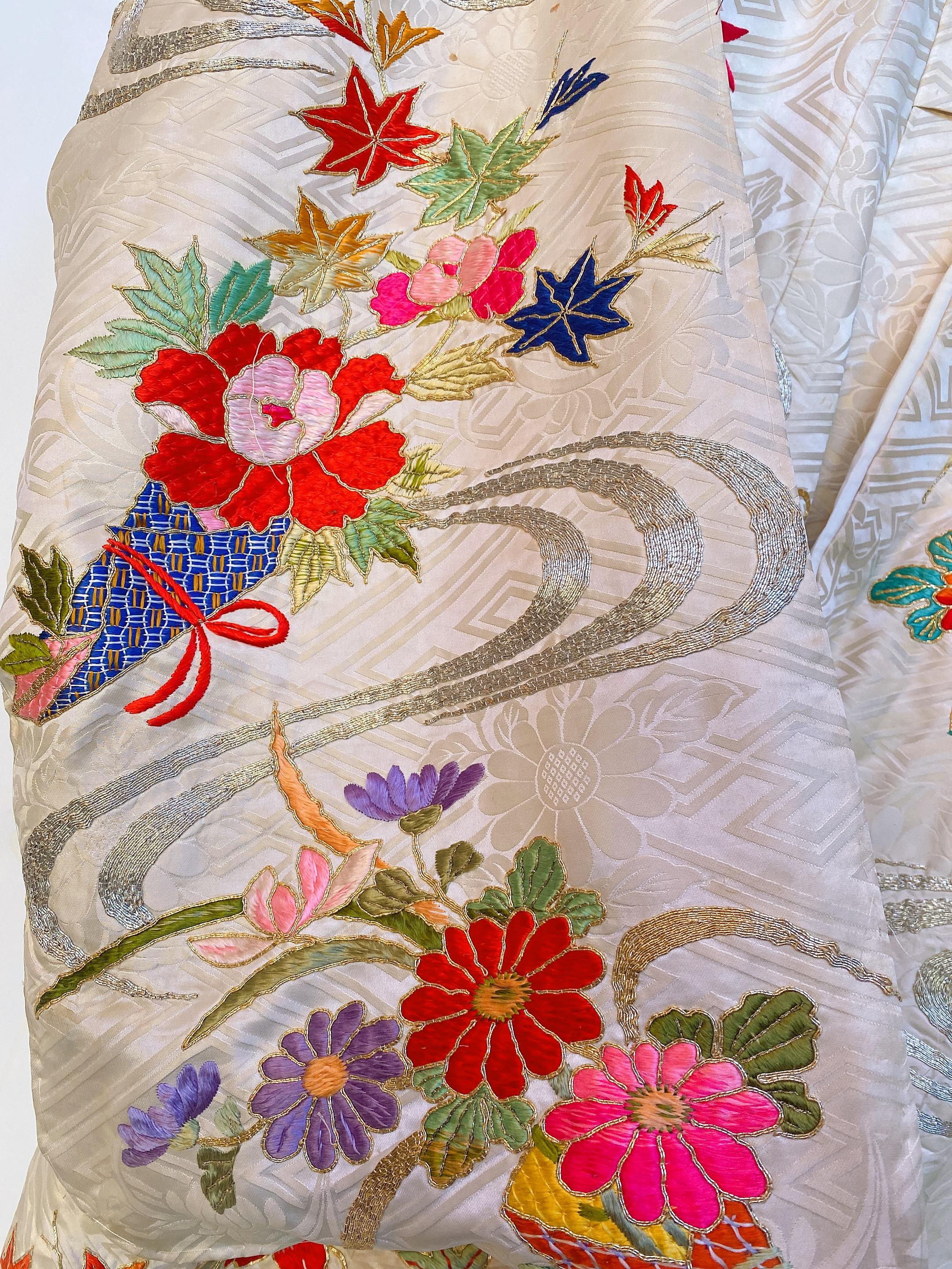 Seltener spektakulärer handbestickter japanischer Kimono aus Seide im Angebot 3
