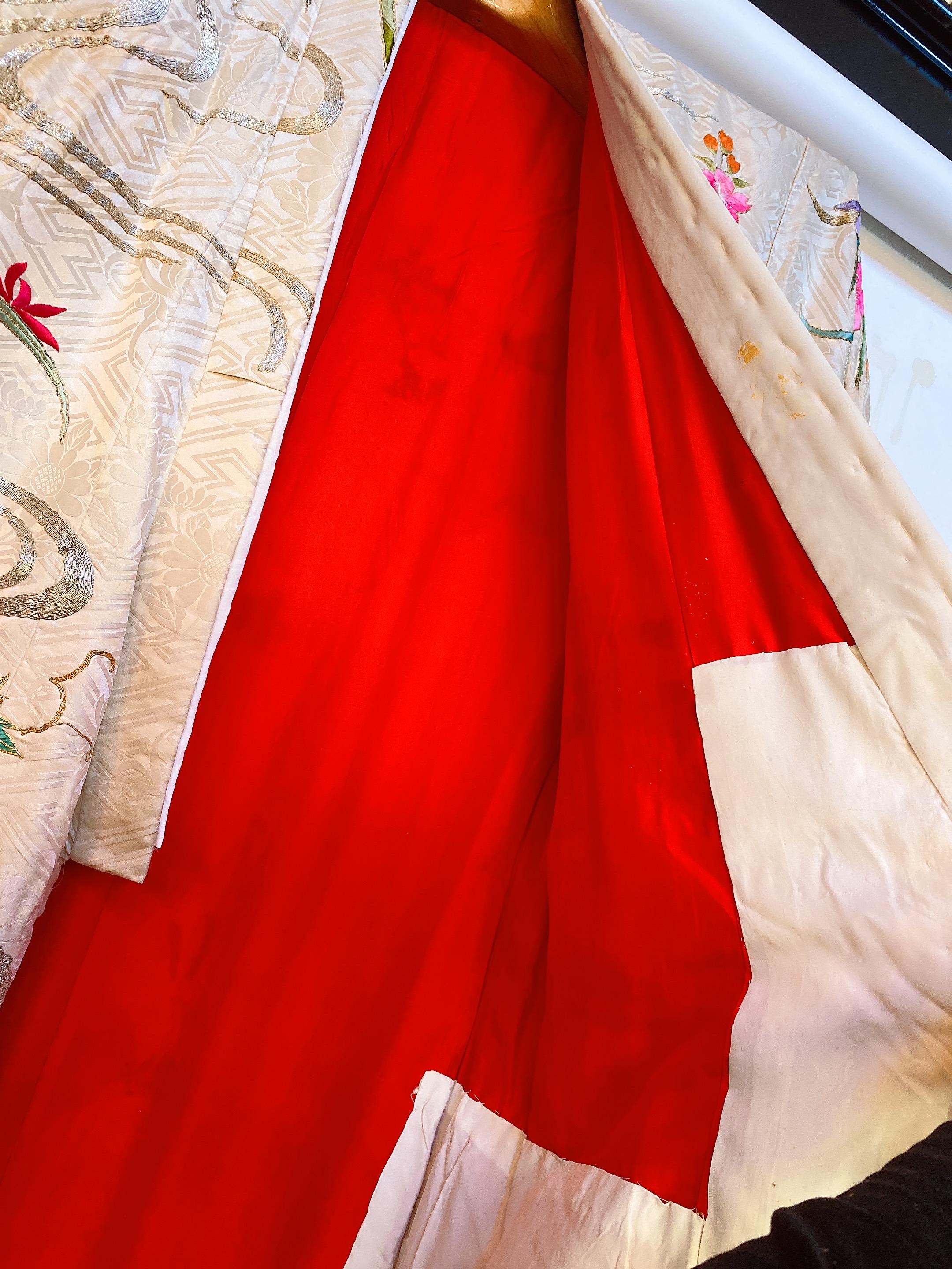 Seltener spektakulärer handbestickter japanischer Kimono aus Seide im Angebot 5