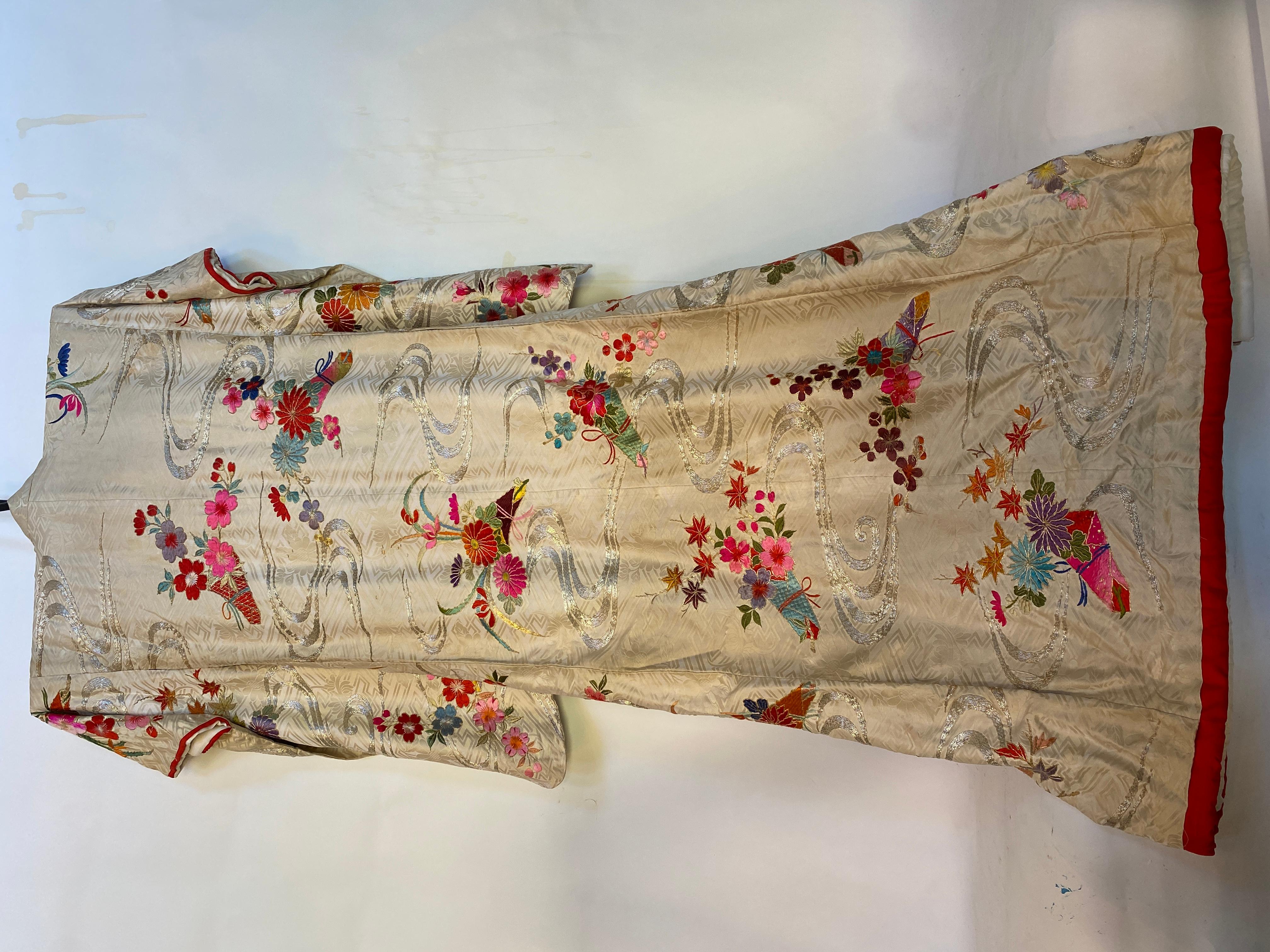 Seltener spektakulärer handbestickter japanischer Kimono aus Seide im Angebot 8