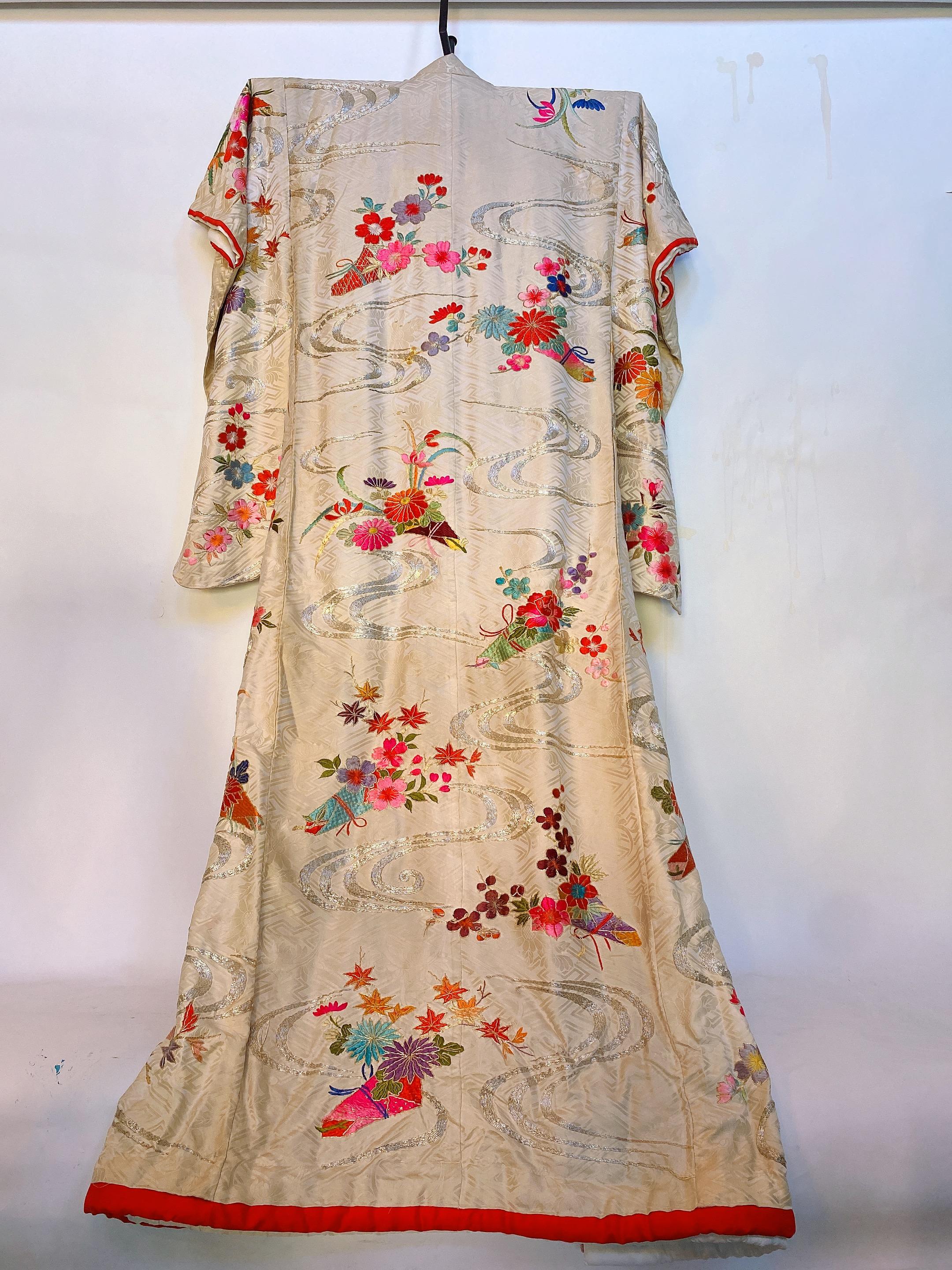 Kimono japonais rare et spectaculaire en soie brodée à la main en vente 9
