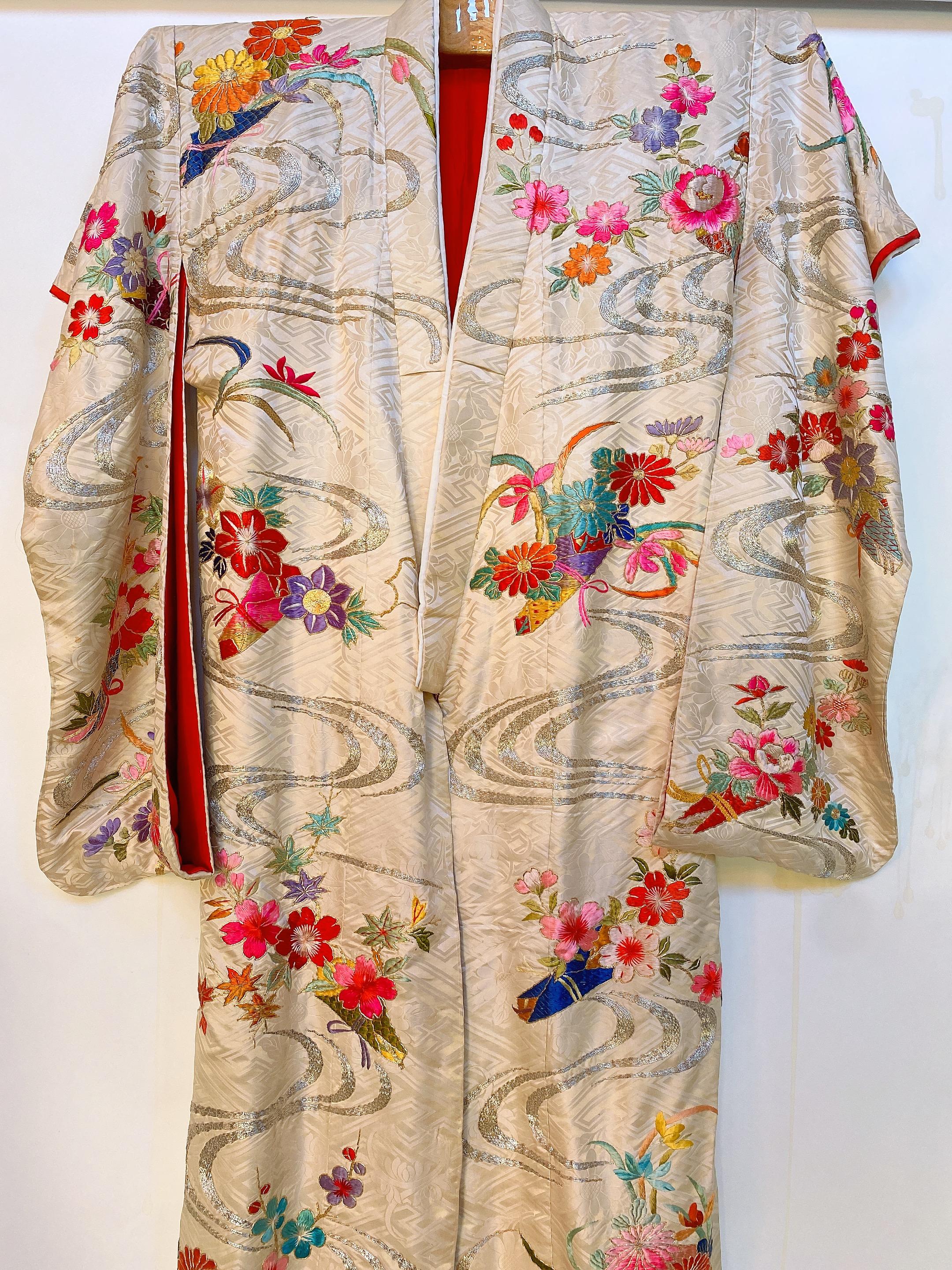 Dieser spektakuläre, seltene Kimono mit hohem Sammlerwert ist durchgehend mit detaillierten Handstickereien verziert. Dieser zeremonielle japanische Kimono ist handgenäht und durchgehend handgesteppt.