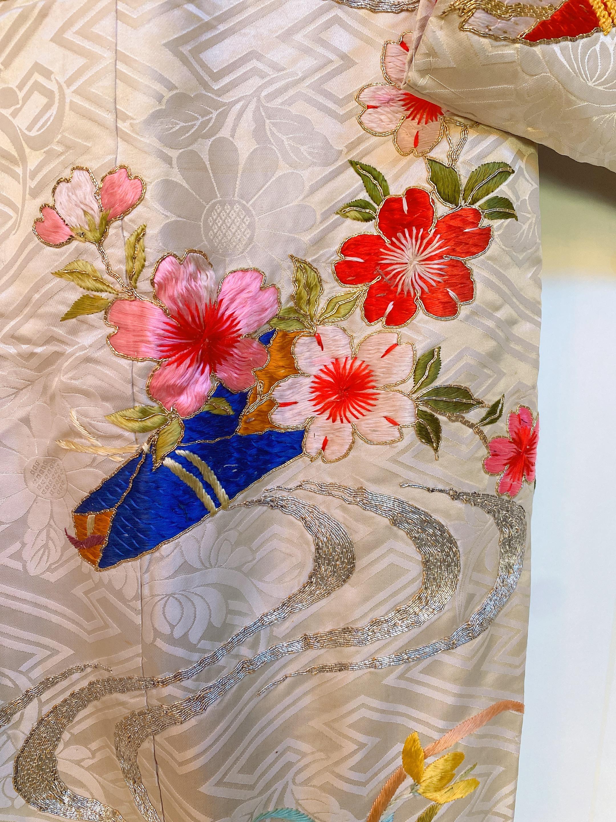 Seltener spektakulärer handbestickter japanischer Kimono aus Seide (Chinesischer Export) im Angebot