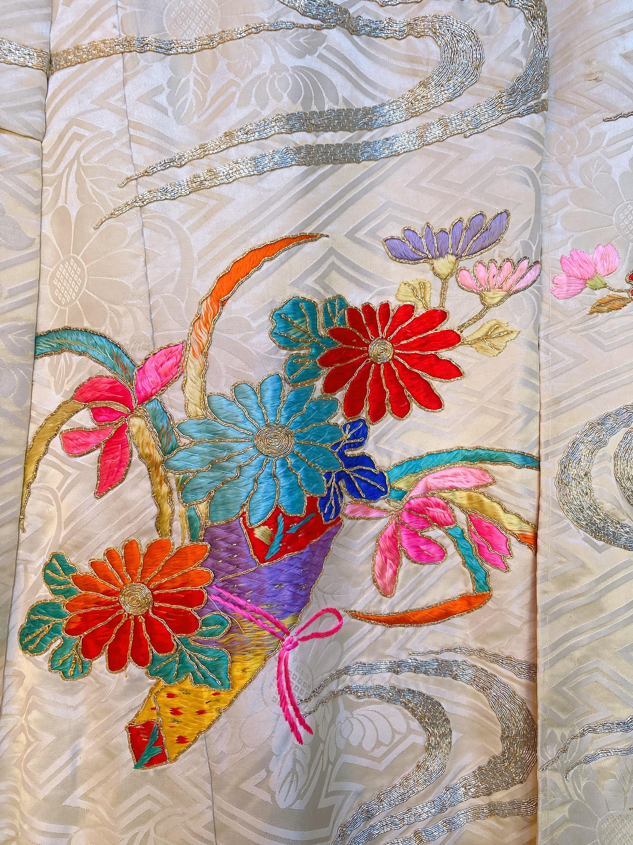 Seltener spektakulärer handbestickter japanischer Kimono aus Seide (Geschnitzt) im Angebot