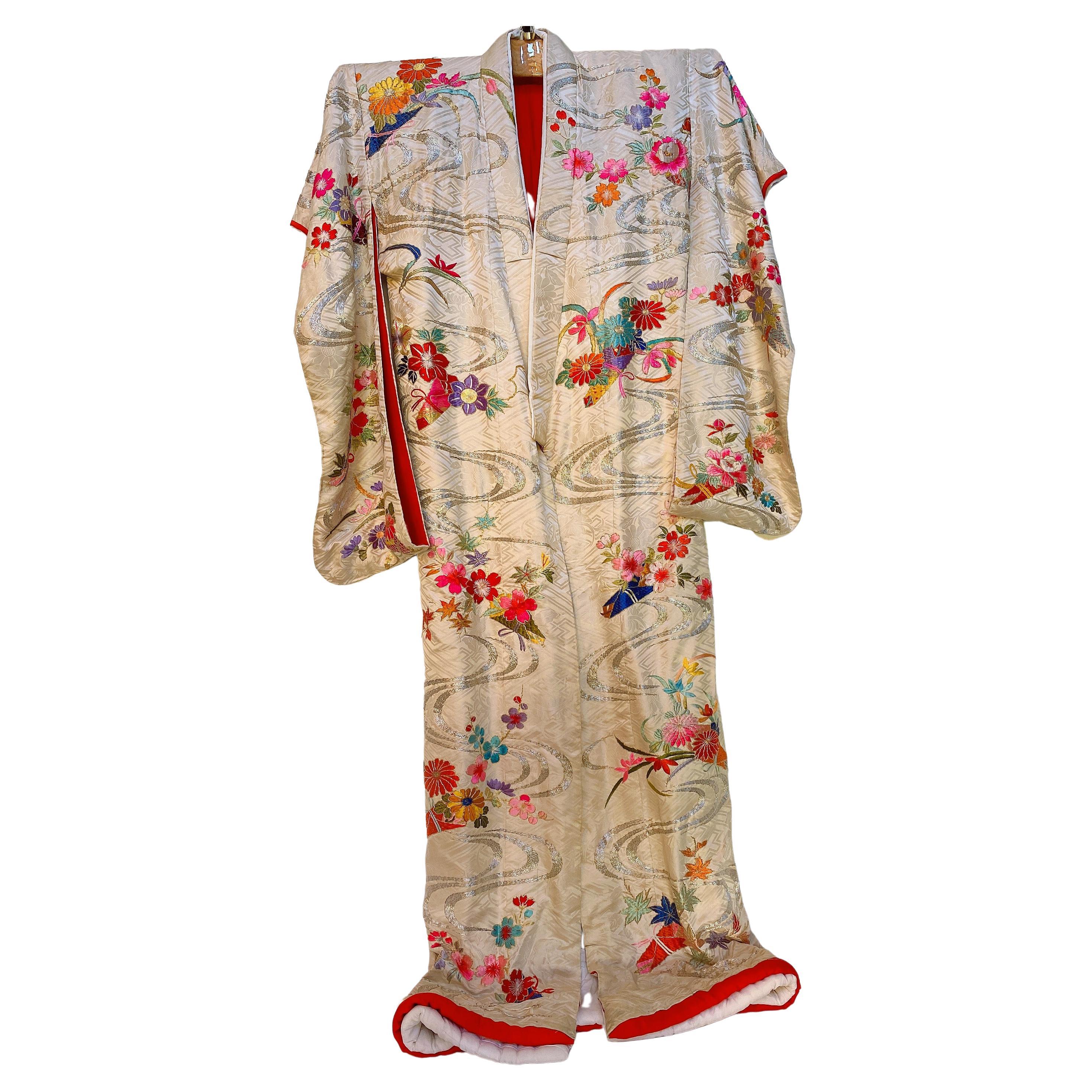 Kimono japonais rare et spectaculaire en soie brodée à la main