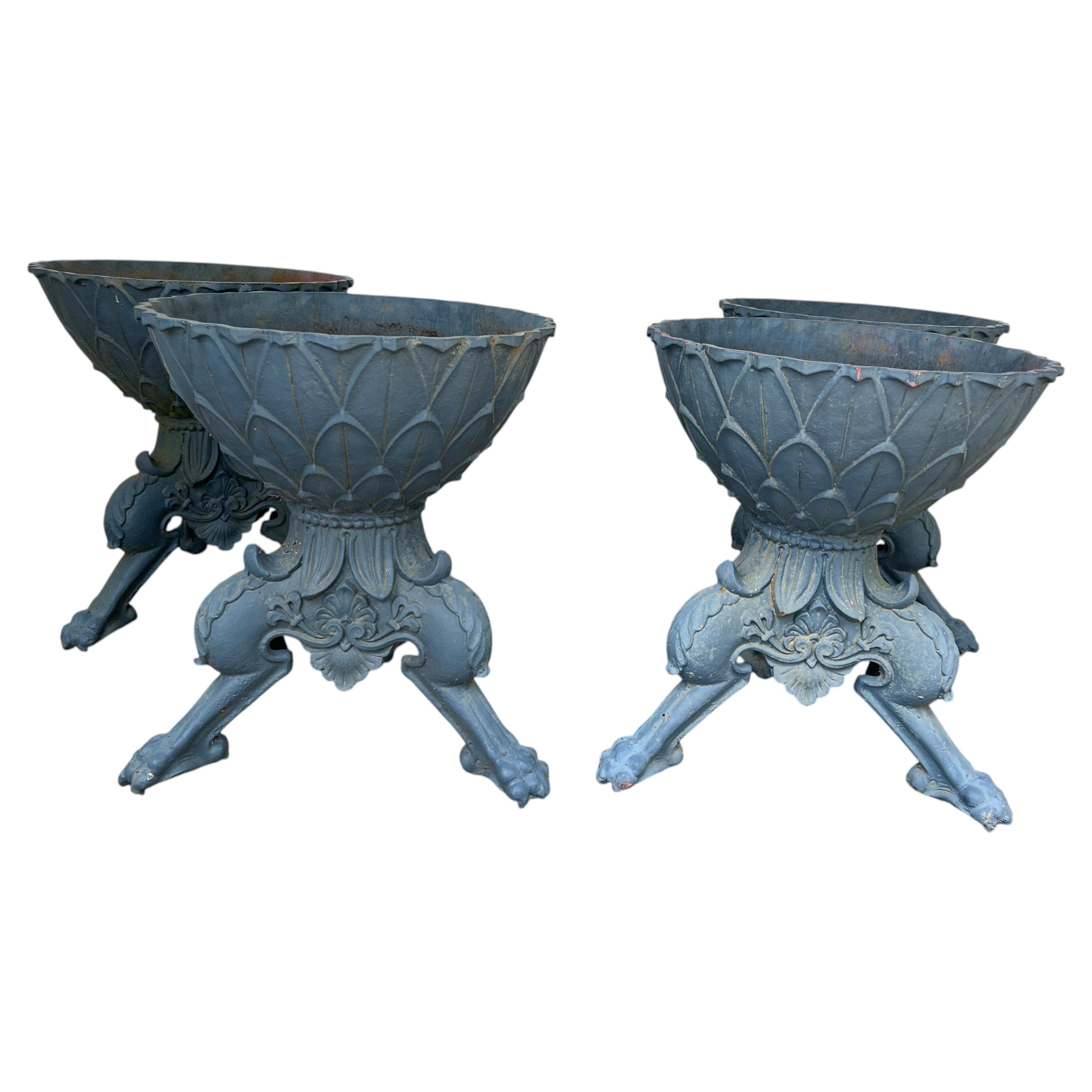 Paire rare et spectaculaire d'urnes de jardin anciennes de style néoclassique