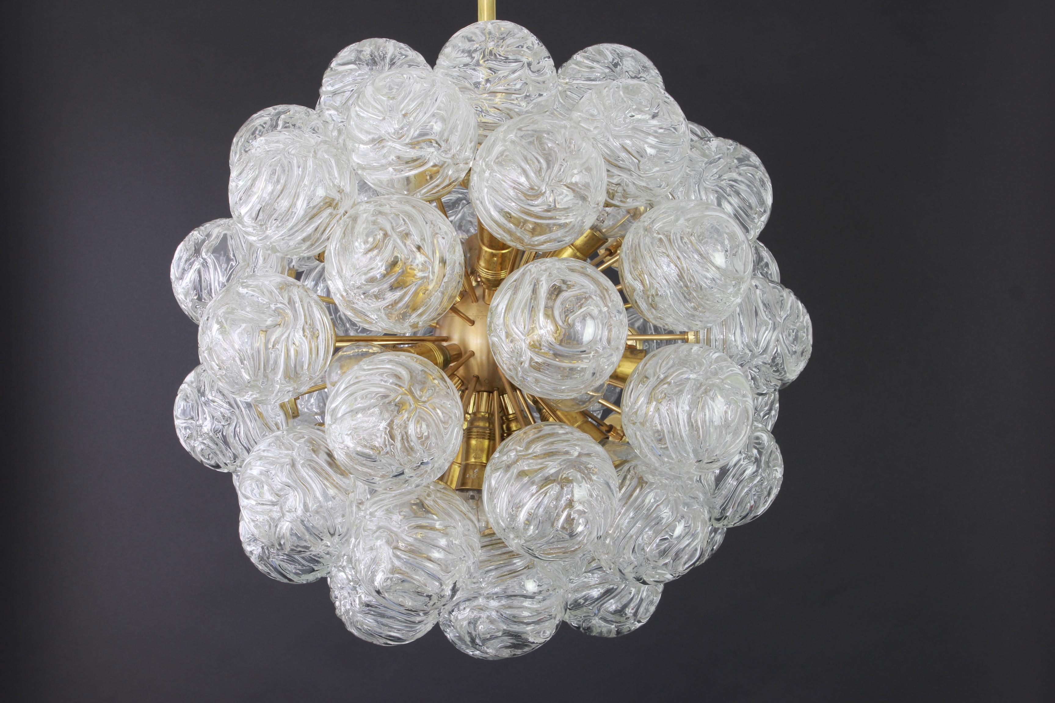 Laiton Spectaculaire lustre Spoutnik avec boules de verre de neige, Doria, Allemagne, 1970 en vente