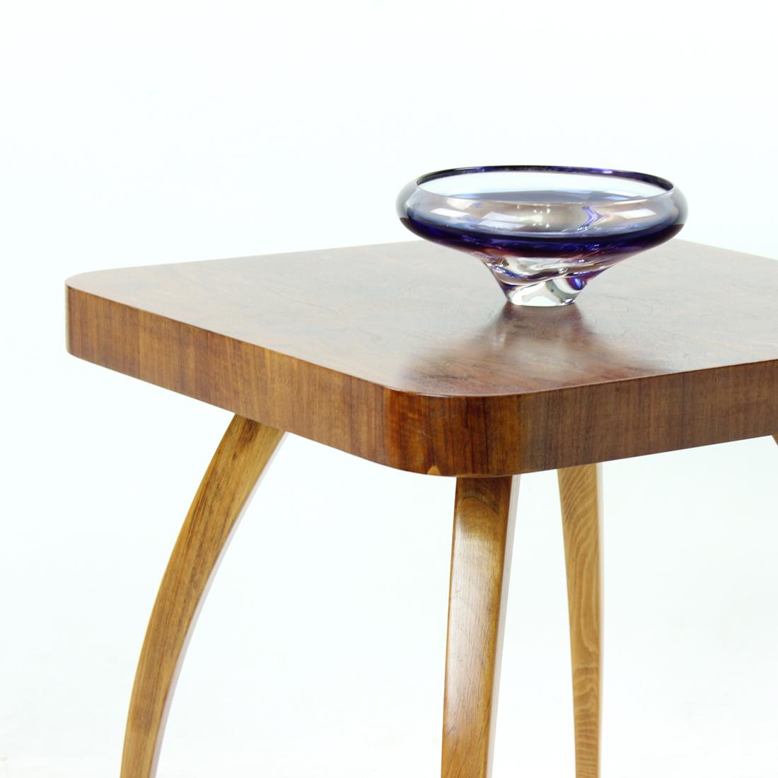 Der einzigartige Stil dieses Tisches ist auf der ganzen Welt bekannt. Entworfen von Jindrich Halabala für UP Zavody in der Tschechoslowakei in den 1930er Jahren. Das Tischdesign wird seit Jahrzehnten geschätzt. Der Tisch hat eine starke, dicke