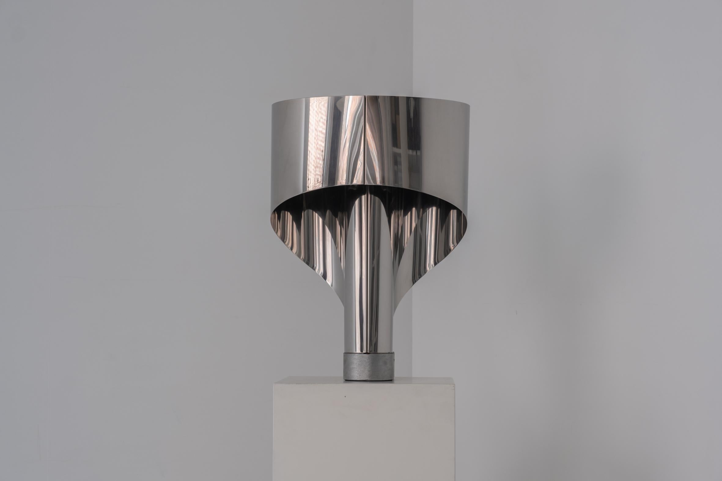 Rare ‘Spinnaker’ table lamp by Costantino Corsini and Giorgio Wiskemann for Stilnovo, Italy 1968. This lamp features a metal base with a chrome metal structure holding the aluminium sail lampshade. This lamp has three lamp holders: two in the front