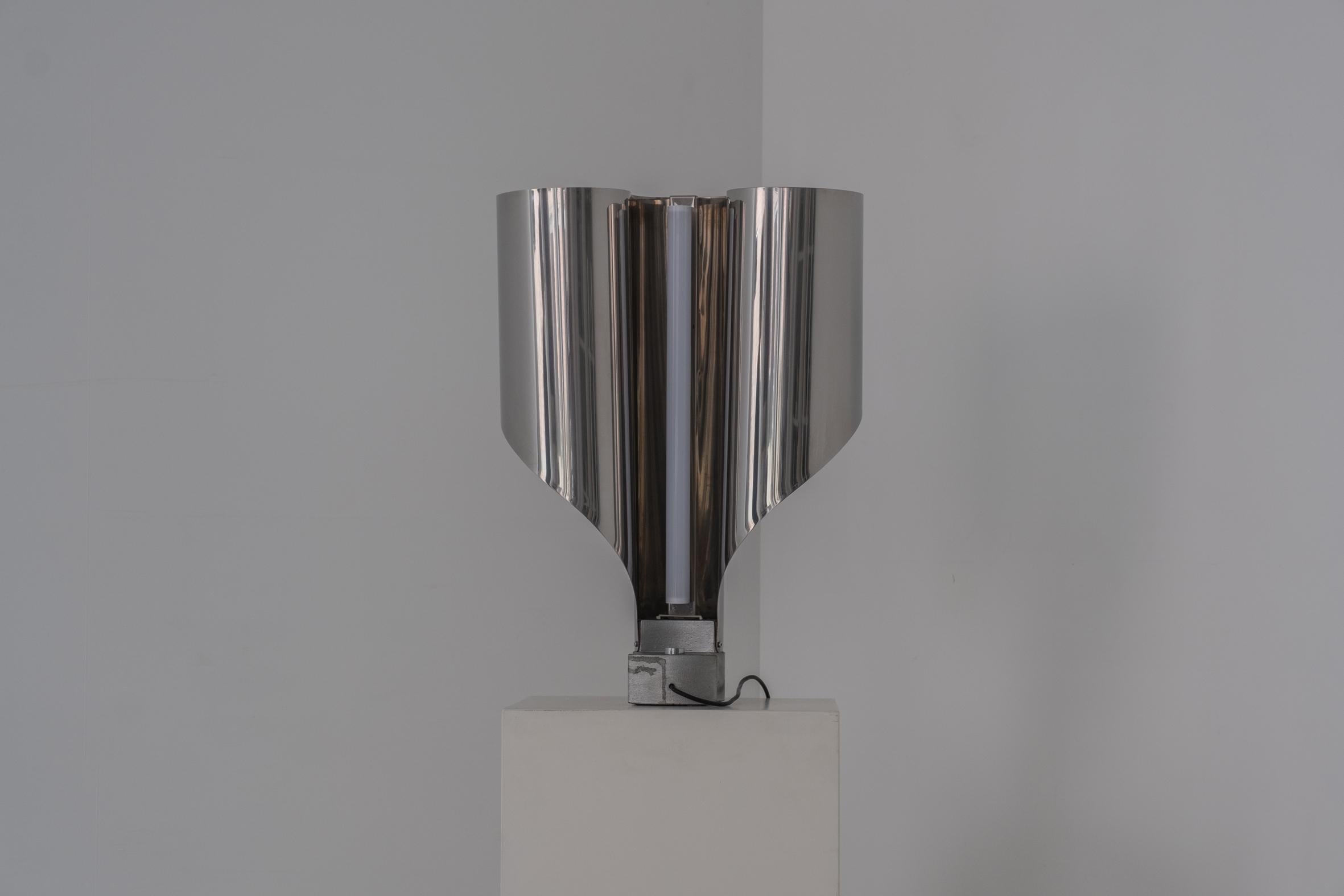 Mid-20th Century Rare ‘Spinnaker’ table lamp by Corsini and Wiskemann for Stilnovo, Italy 1968
