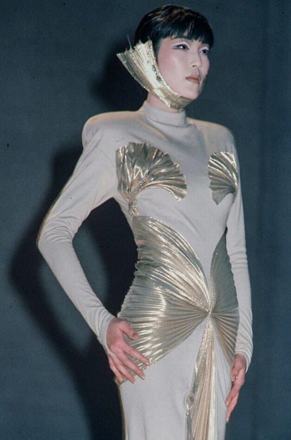 Rare Spring 1985 Thierry Mugler Bombshell Pleated Gold Lurex 'Shell' Dress 3
