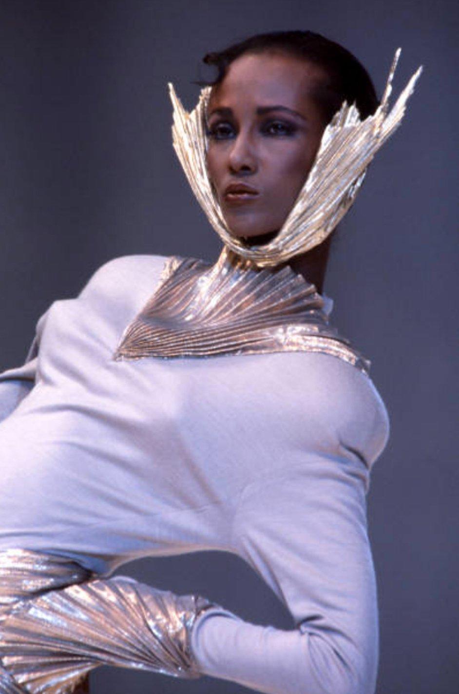 Rare Spring 1985 Thierry Mugler Bombshell Pleated Gold Lurex 'Shell' Dress 5