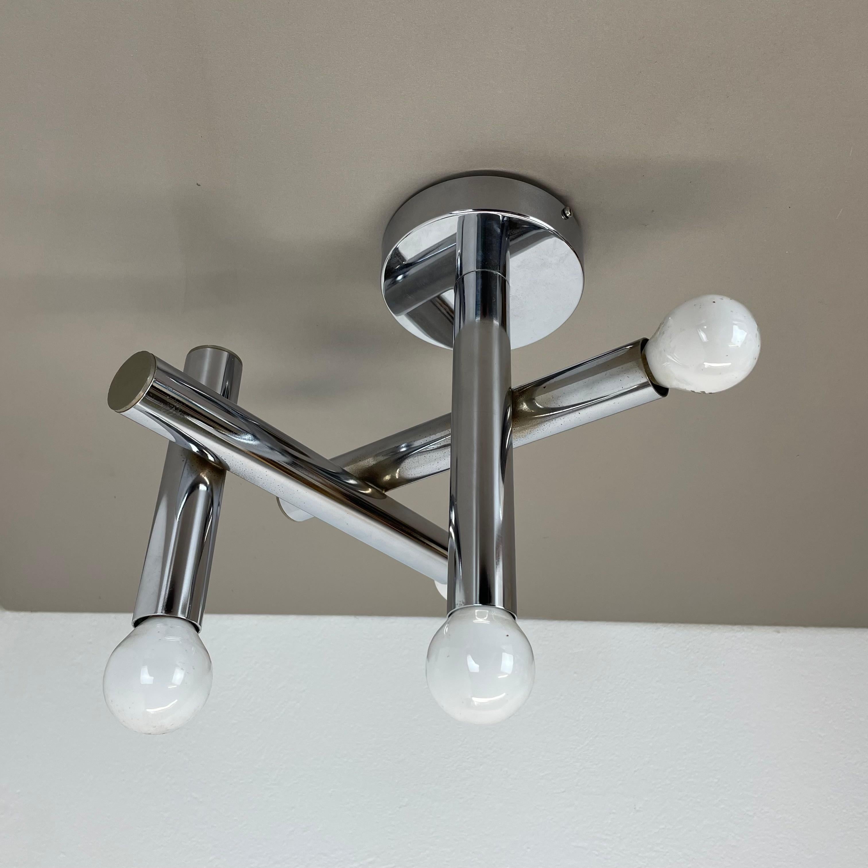 Artikel:

Sputnik Space Age Deckenleuchte


Produzent:

Temde-Lichter, Schweiz


Design/One:

E. R. Nele


Herkunft:

Deutschland



Alter:

1970s



Beschreibung:


Diese super seltene Space Age 