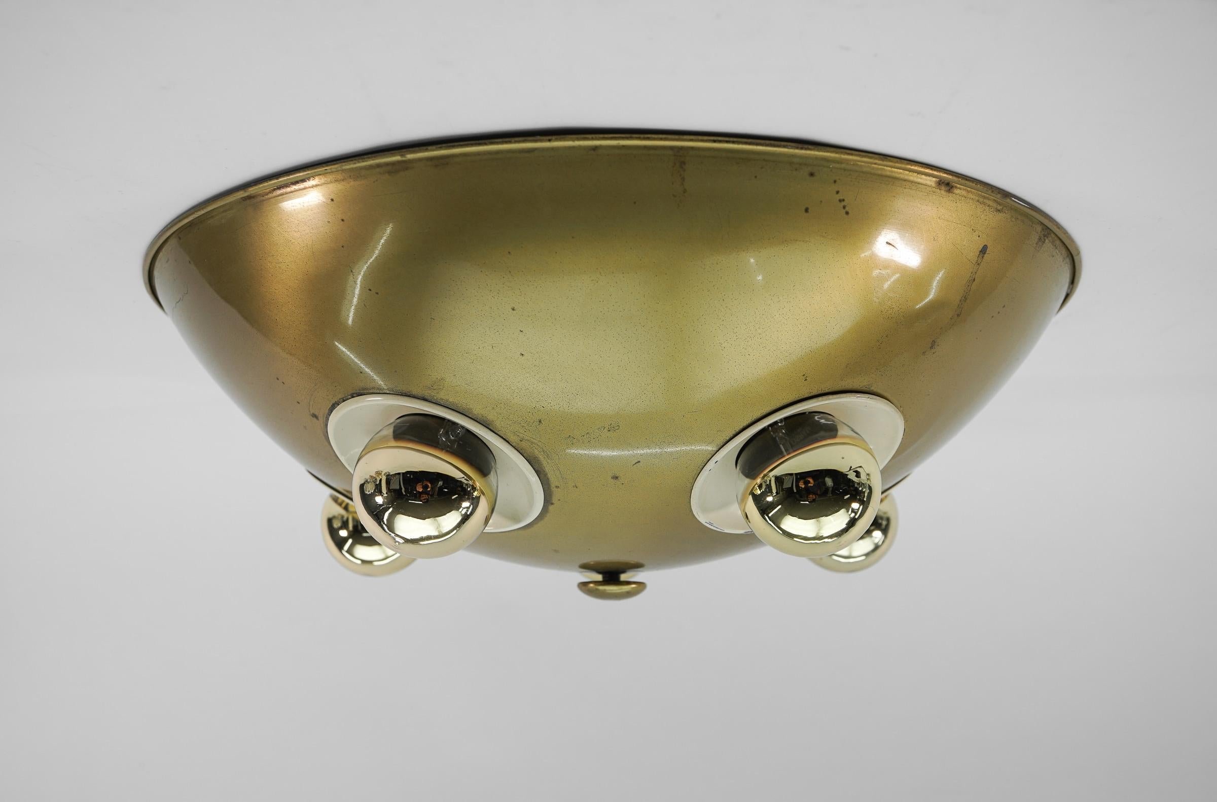 Executed in brass and metal. The lamp needs 5 x E127 / E26 Edison screw fit bulb is wired, in working condition and runs both on 110 / 230 volt. Dimmable.

Our lamps are checked, cleaned and are suitable for use in the USA.