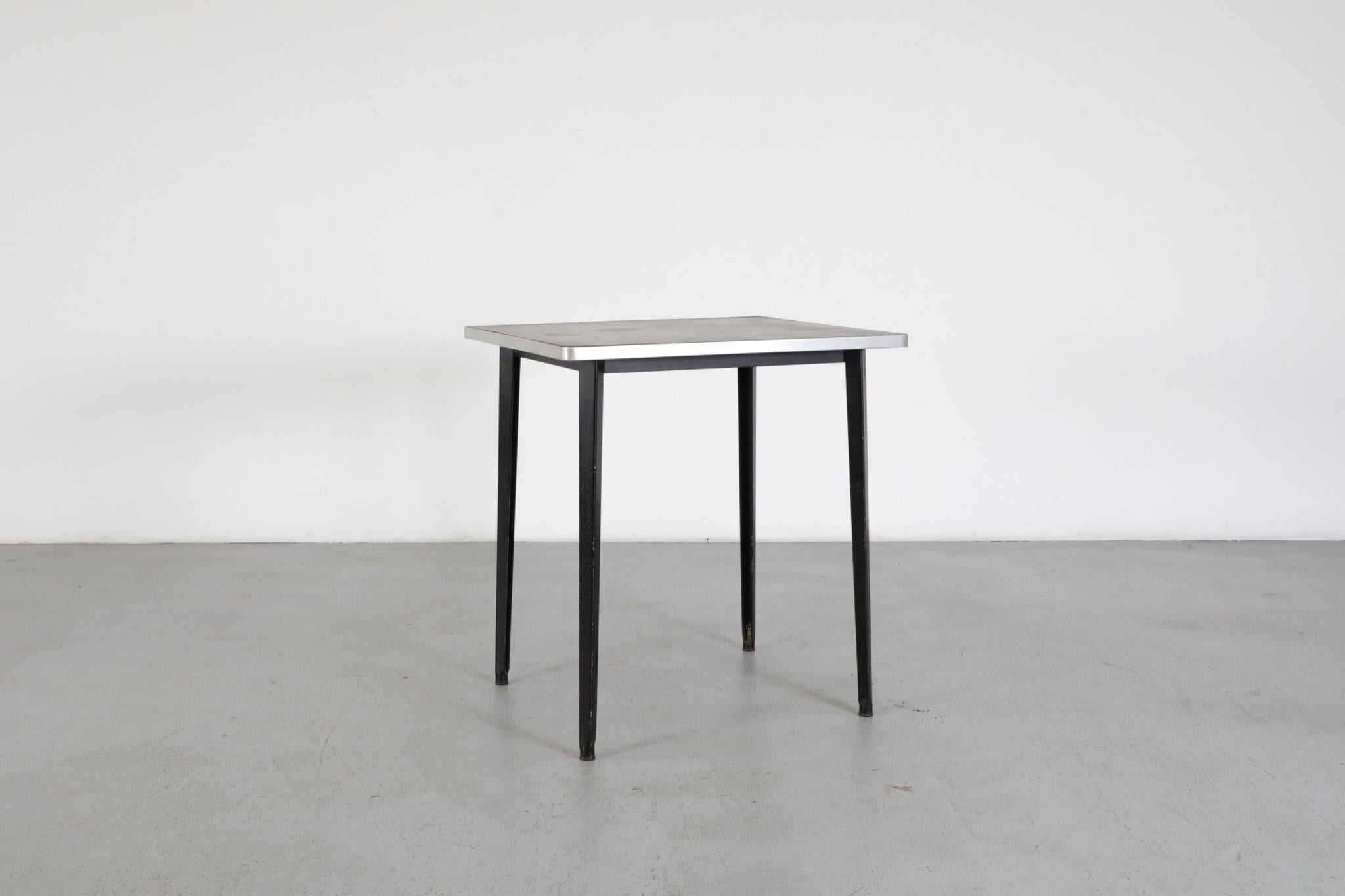 Rare table REFORM hollandaise du milieu du siècle par Friso Kramer, sans doute le plus grand designer hollandais de l'après-guerre. Conçue pour la célèbre société Ahrend de Cirkel et fabriquée dans les années 1950. Charmante petite table
