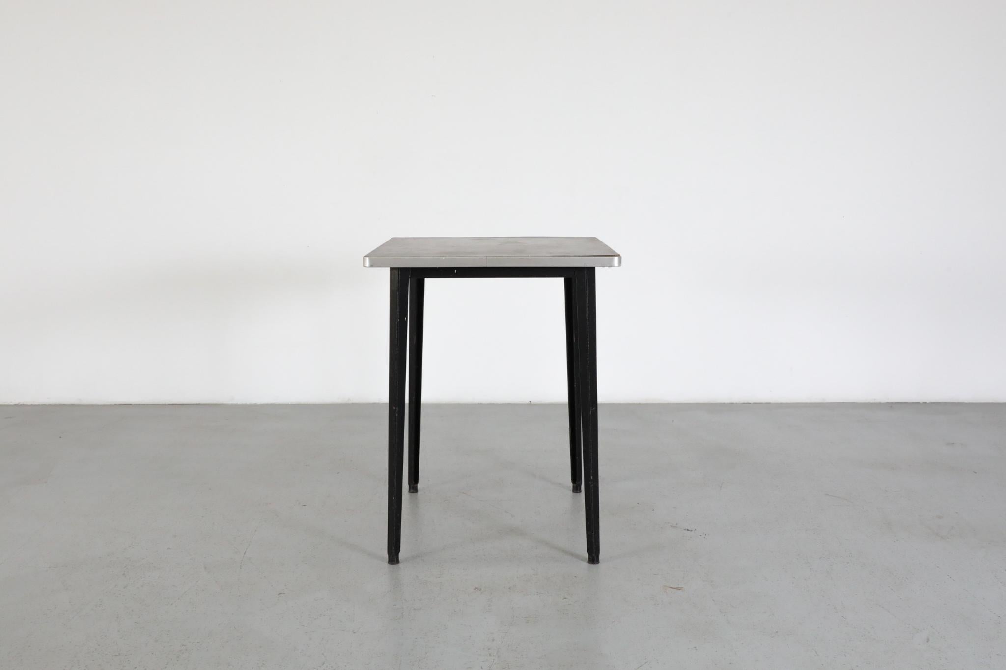 Émaillé Rare table REFORM Friso Kramer pour Ahrend de Cirkel en vente