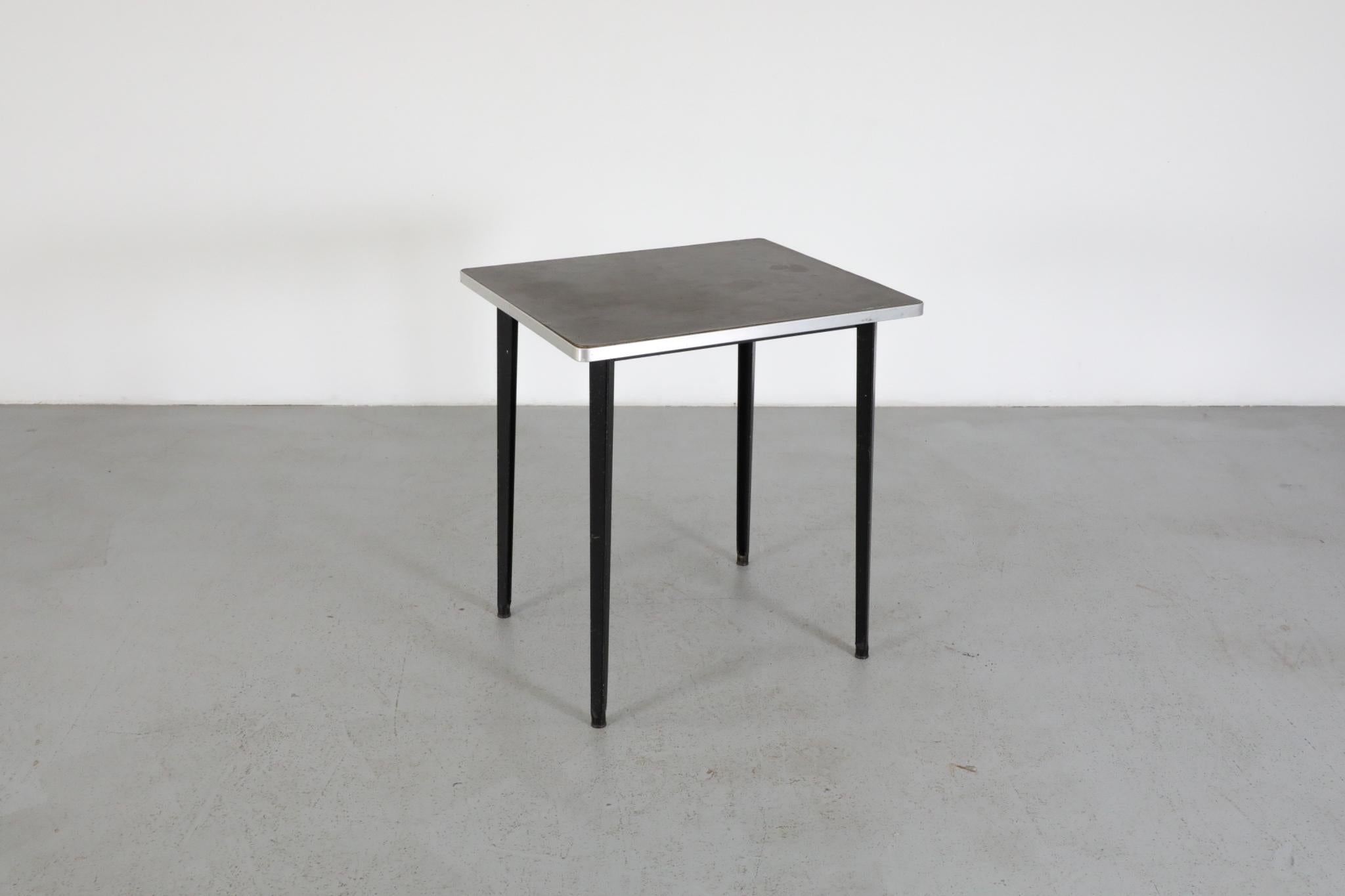20ième siècle Rare table REFORM Friso Kramer pour Ahrend de Cirkel en vente