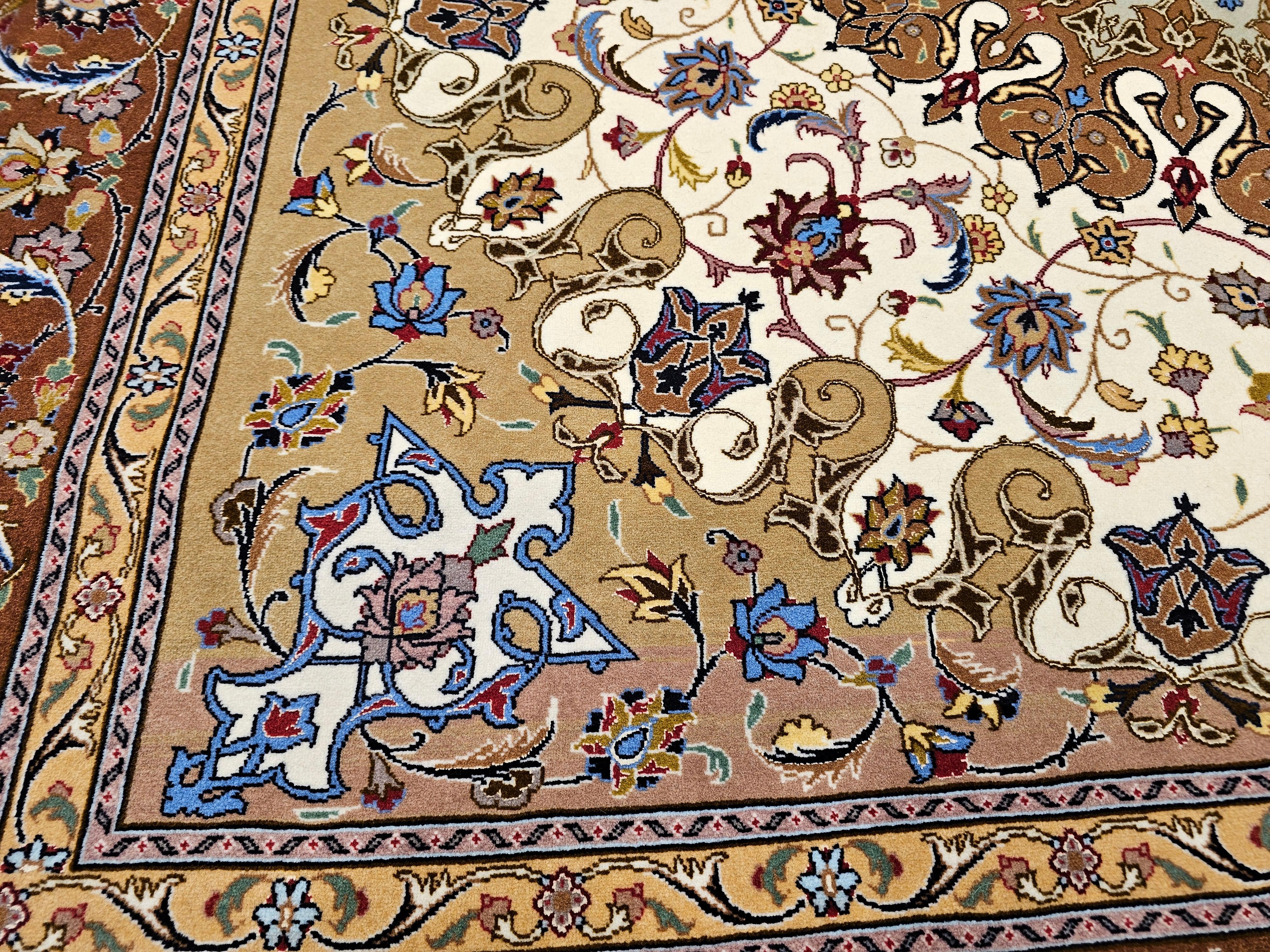 Rara alfombra tabriz persa cuadrada en crema y chocolate con reflejos de seda en venta 3