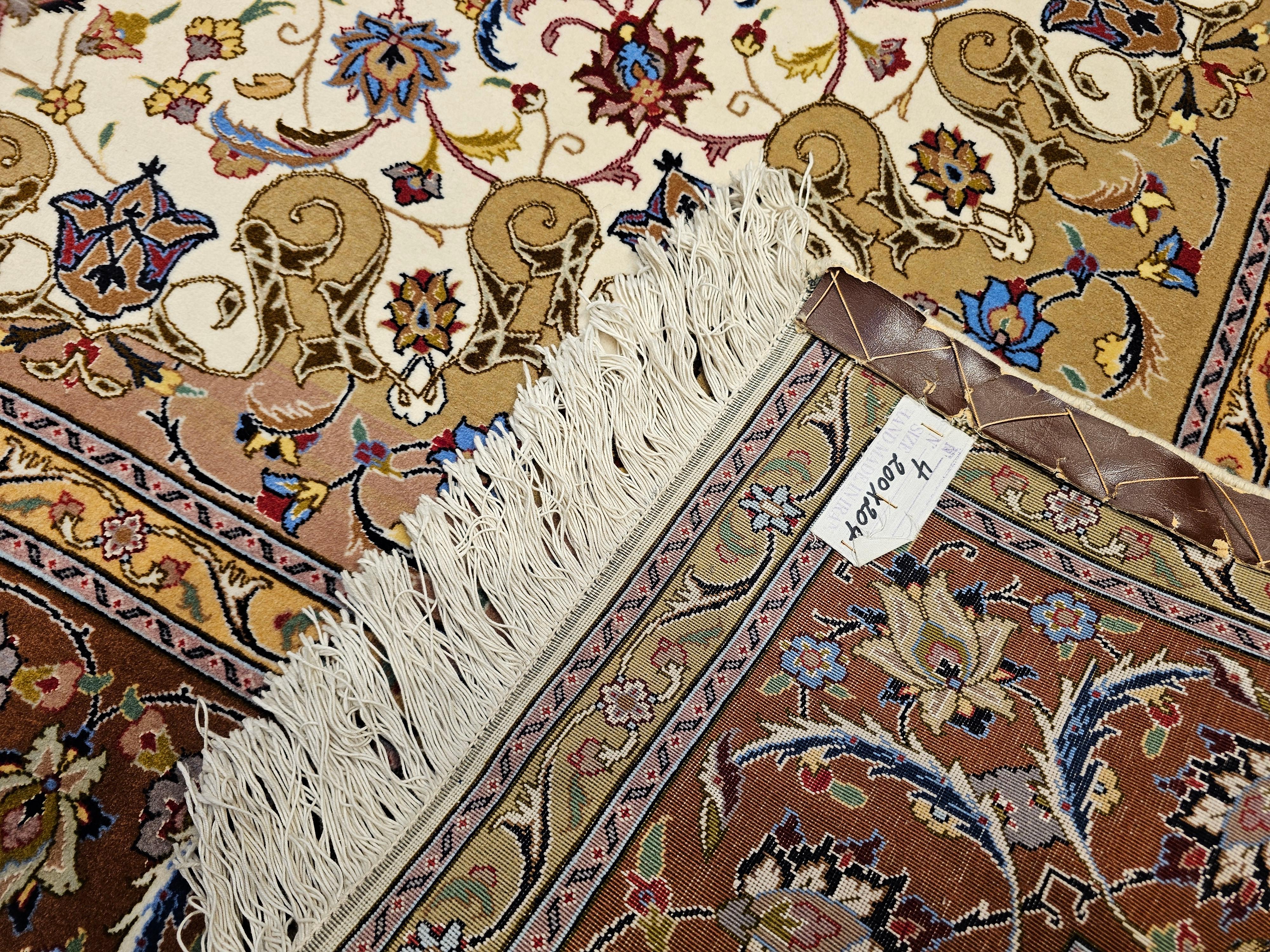 Rara alfombra tabriz persa cuadrada en crema y chocolate con reflejos de seda en venta 5