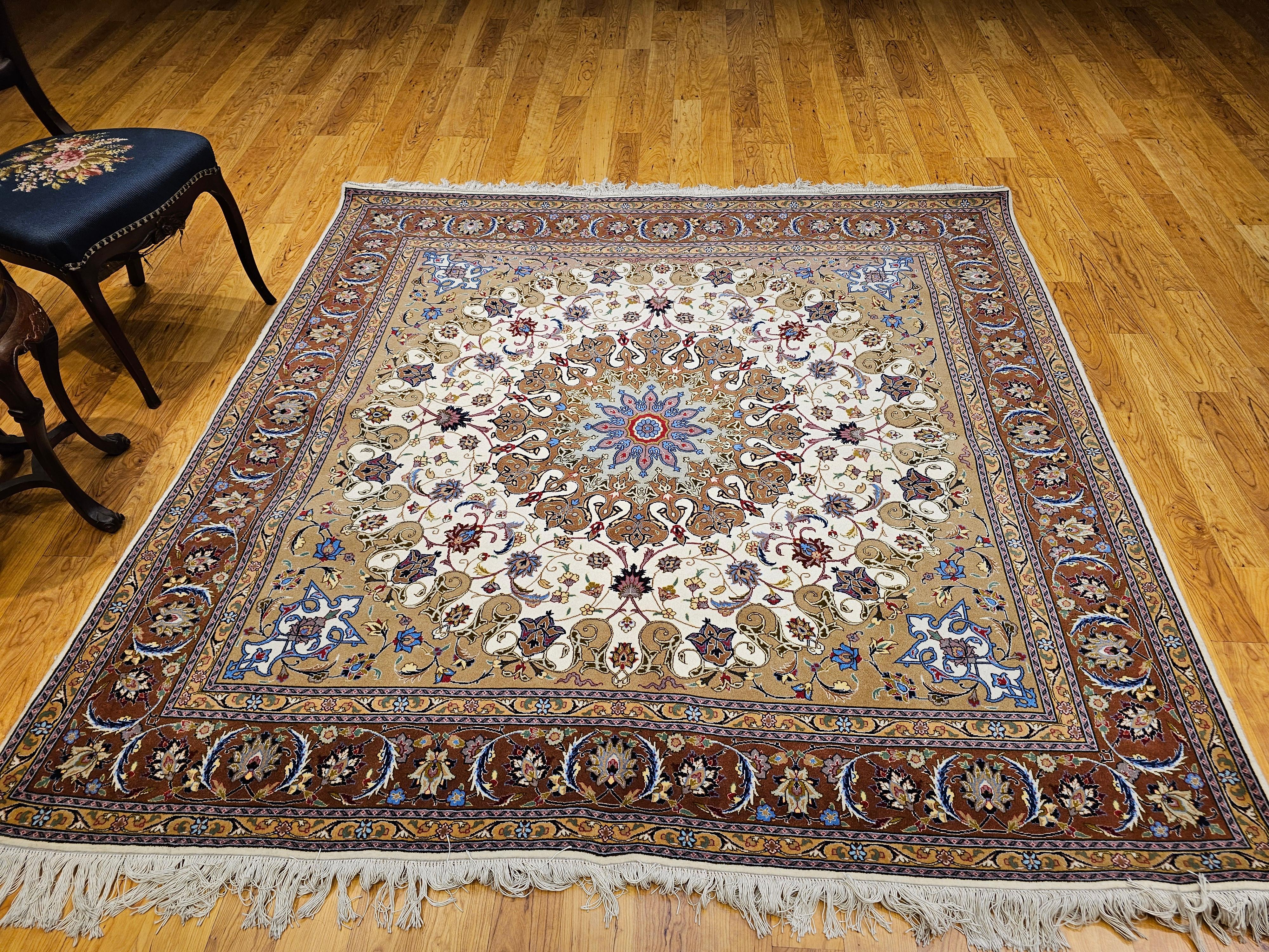 Rara alfombra tabriz persa cuadrada en crema y chocolate con reflejos de seda en venta 6