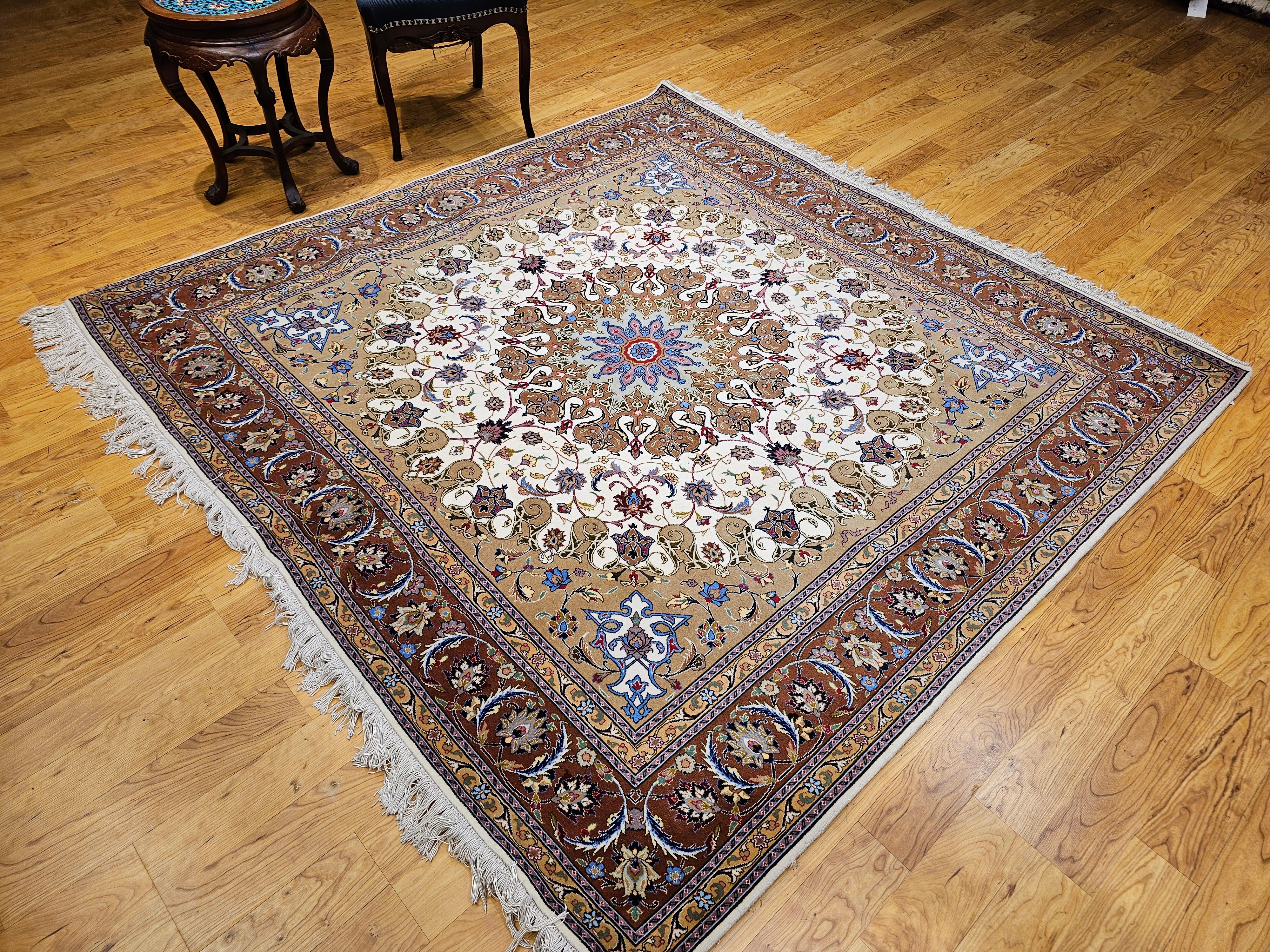 Rara alfombra tabriz persa cuadrada en crema y chocolate con reflejos de seda en venta 7
