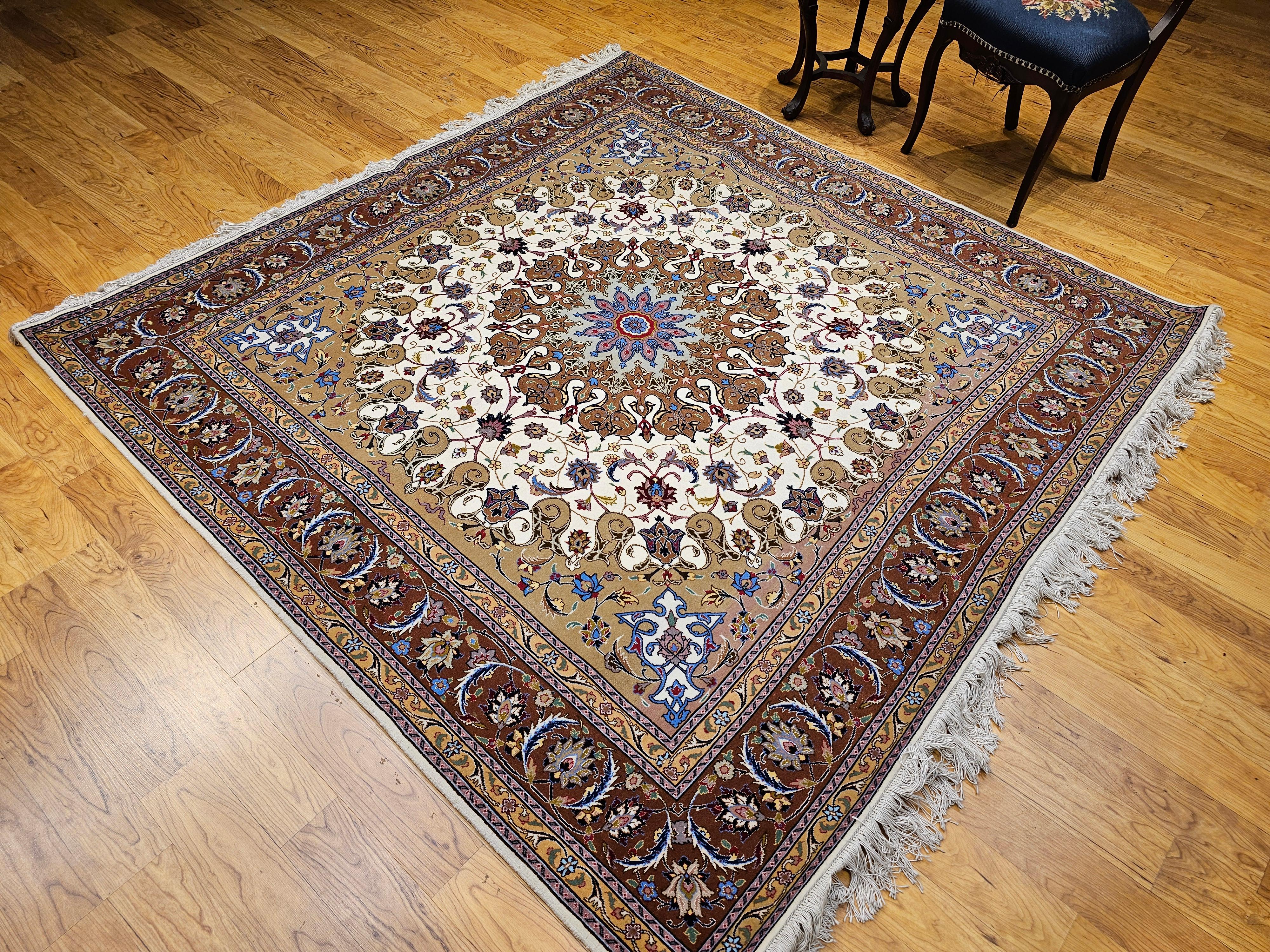 Rara alfombra tabriz persa cuadrada en crema y chocolate con reflejos de seda en venta 9