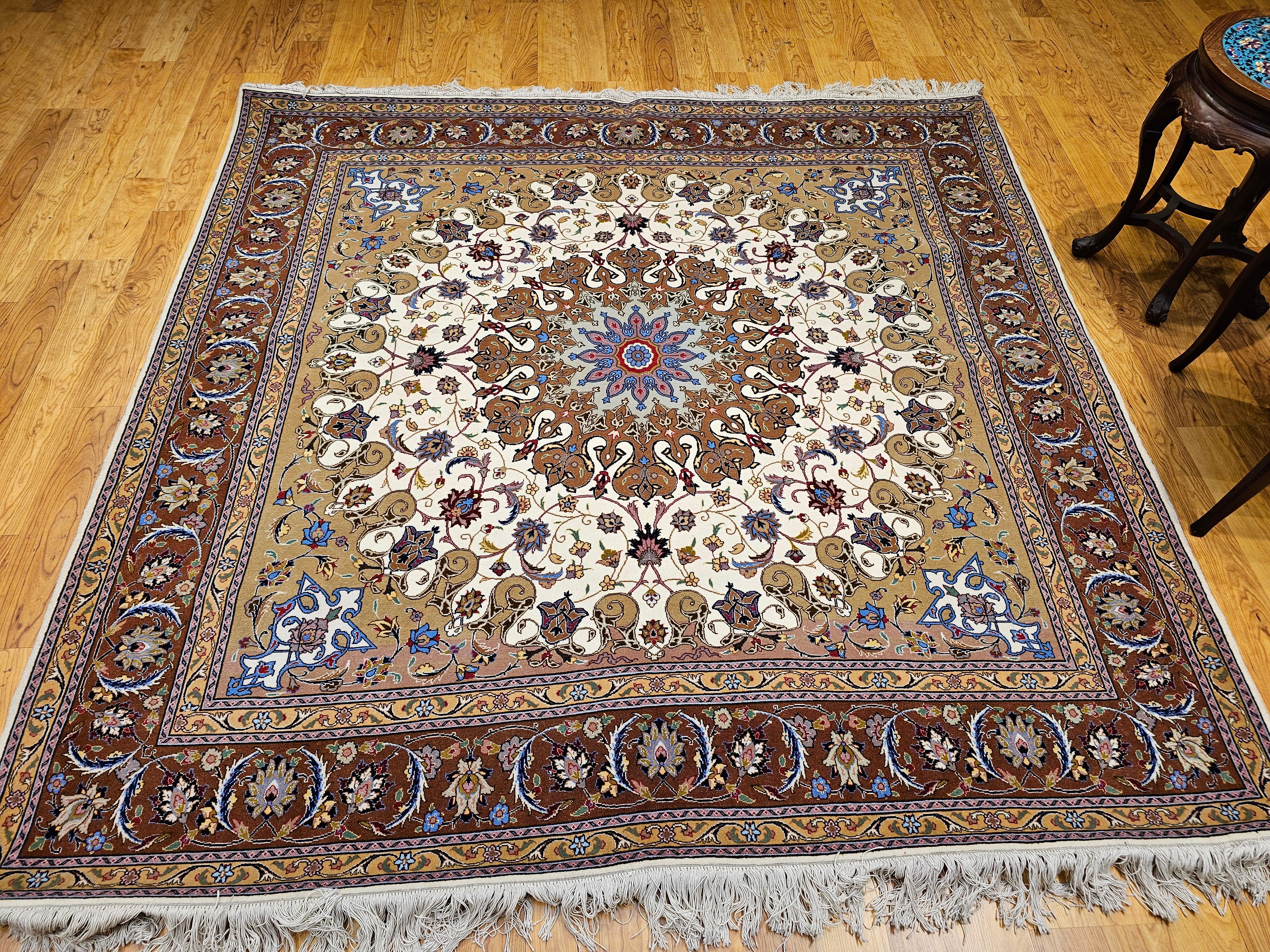 Rara alfombra tabriz persa cuadrada en crema y chocolate con reflejos de seda en venta 10