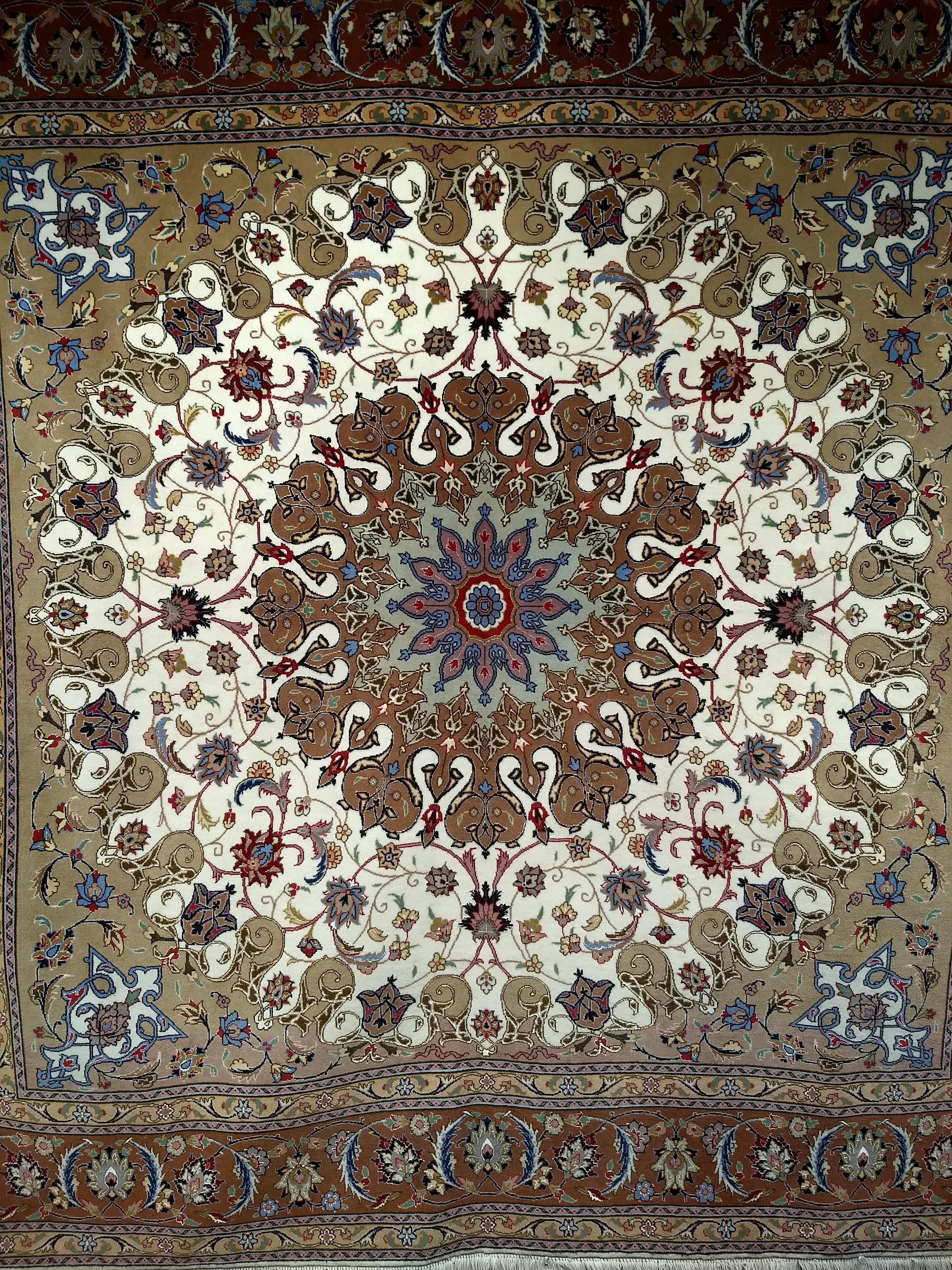 Descubre una pieza de arte rara y excepcional con esta magnífica alfombra cuadrada persa de Tabriz. Tejida en uno de los talleres más estimados de la histórica ciudad de Tabriz, esta alfombra es un testimonio de la refinada artesanía por la que es