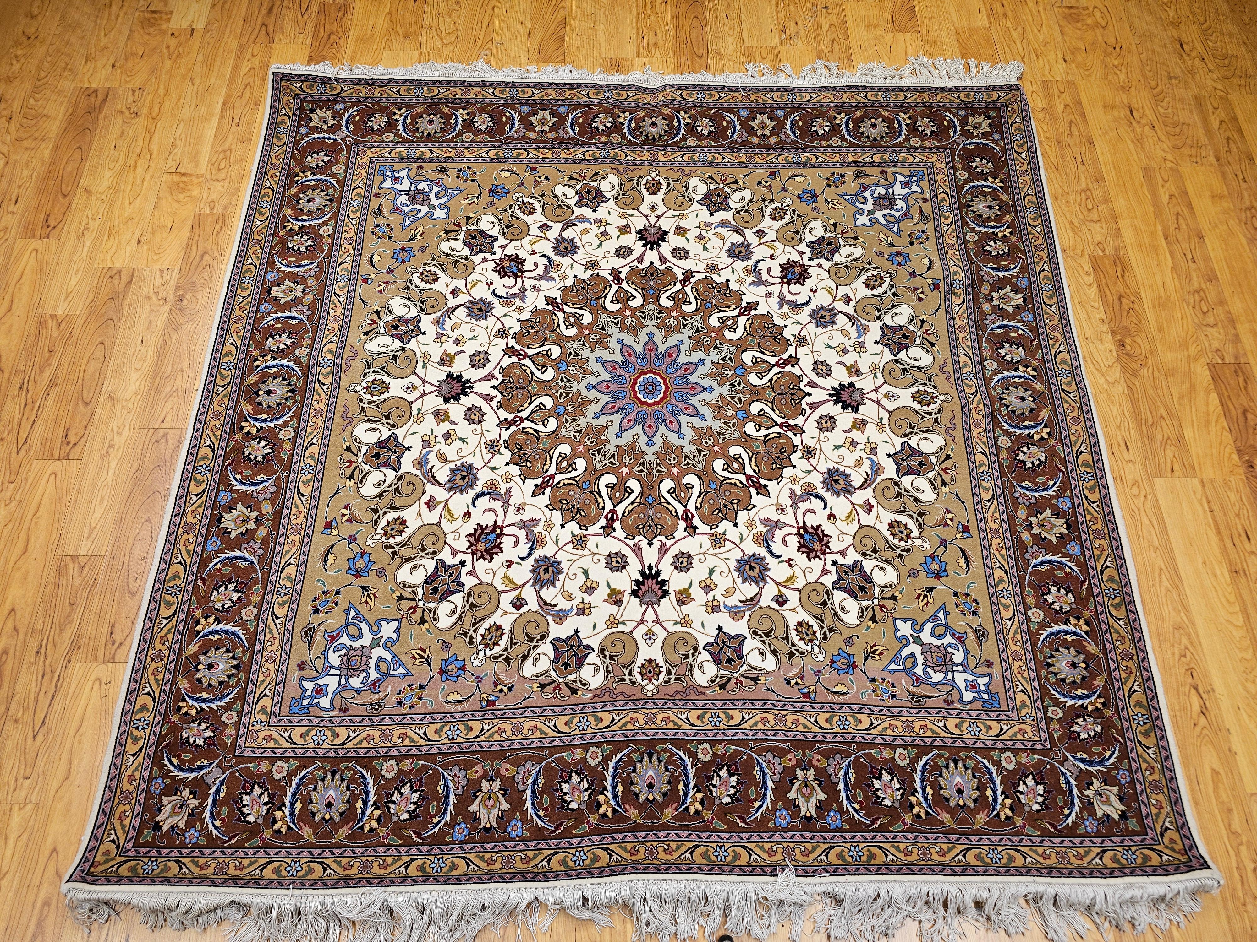 Rara alfombra tabriz persa cuadrada en crema y chocolate con reflejos de seda Persa en venta