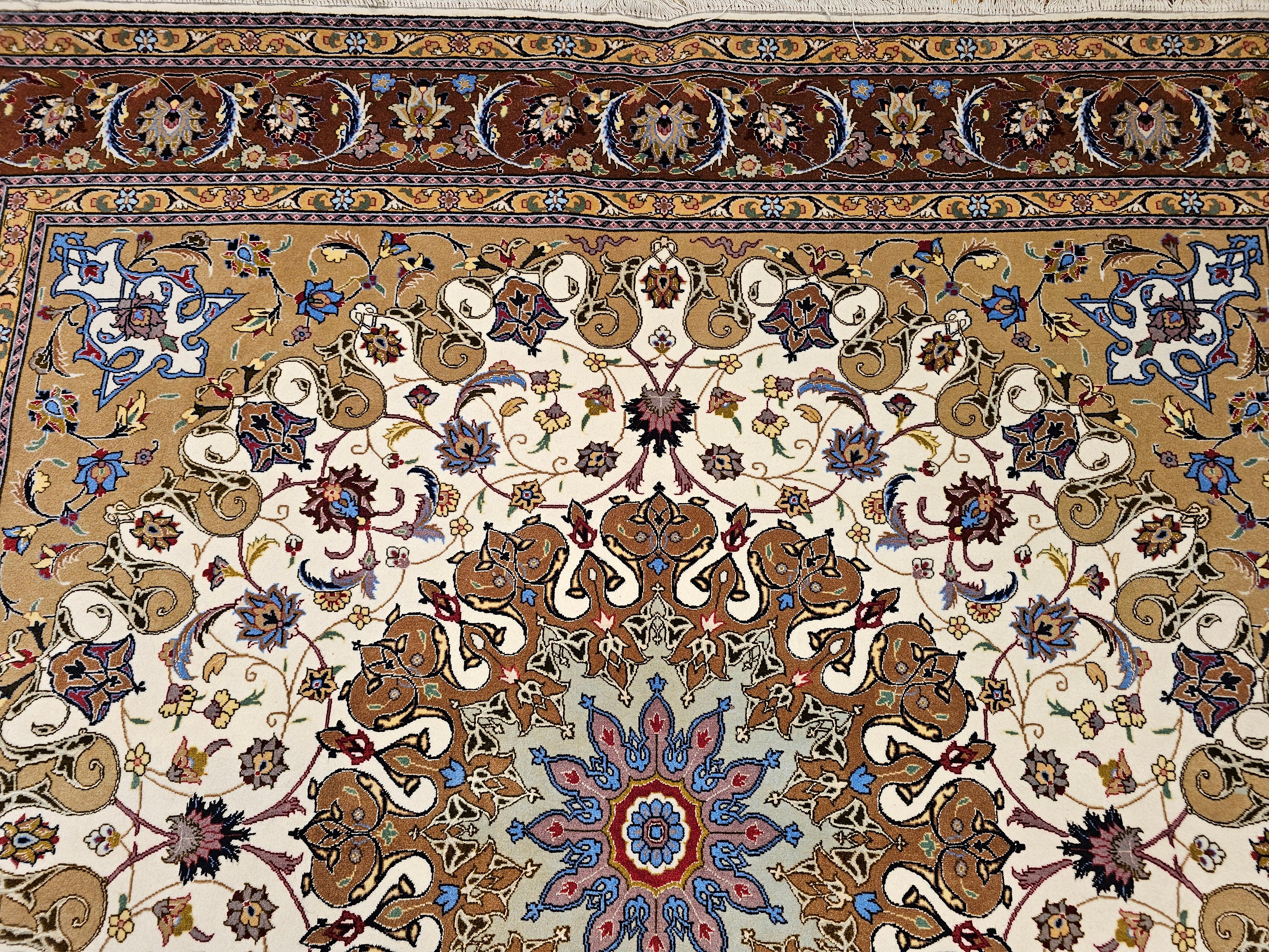 Rara alfombra tabriz persa cuadrada en crema y chocolate con reflejos de seda Tejido a mano en venta