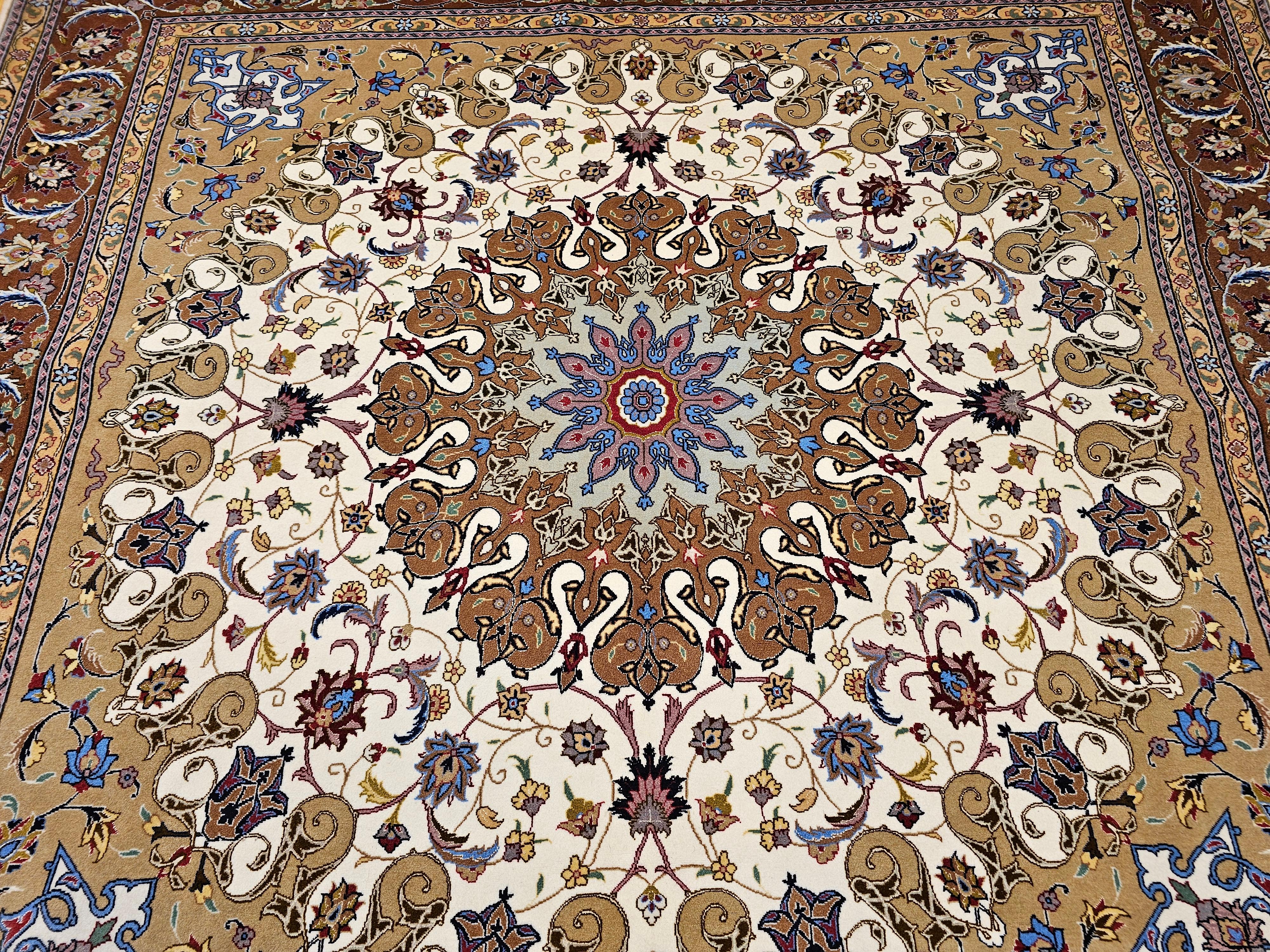 Rara alfombra tabriz persa cuadrada en crema y chocolate con reflejos de seda en Excelente estado para la venta en Barrington, IL
