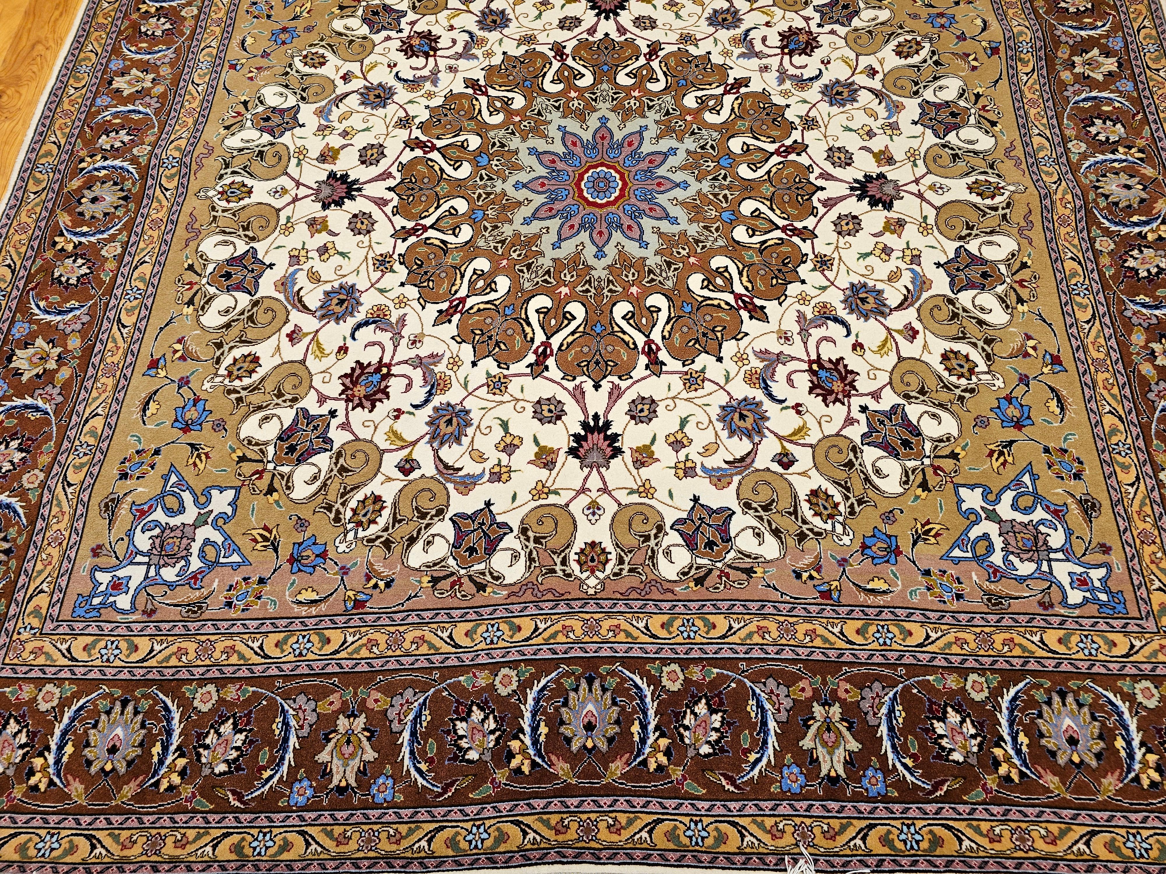 Rara alfombra tabriz persa cuadrada en crema y chocolate con reflejos de seda siglo XX en venta