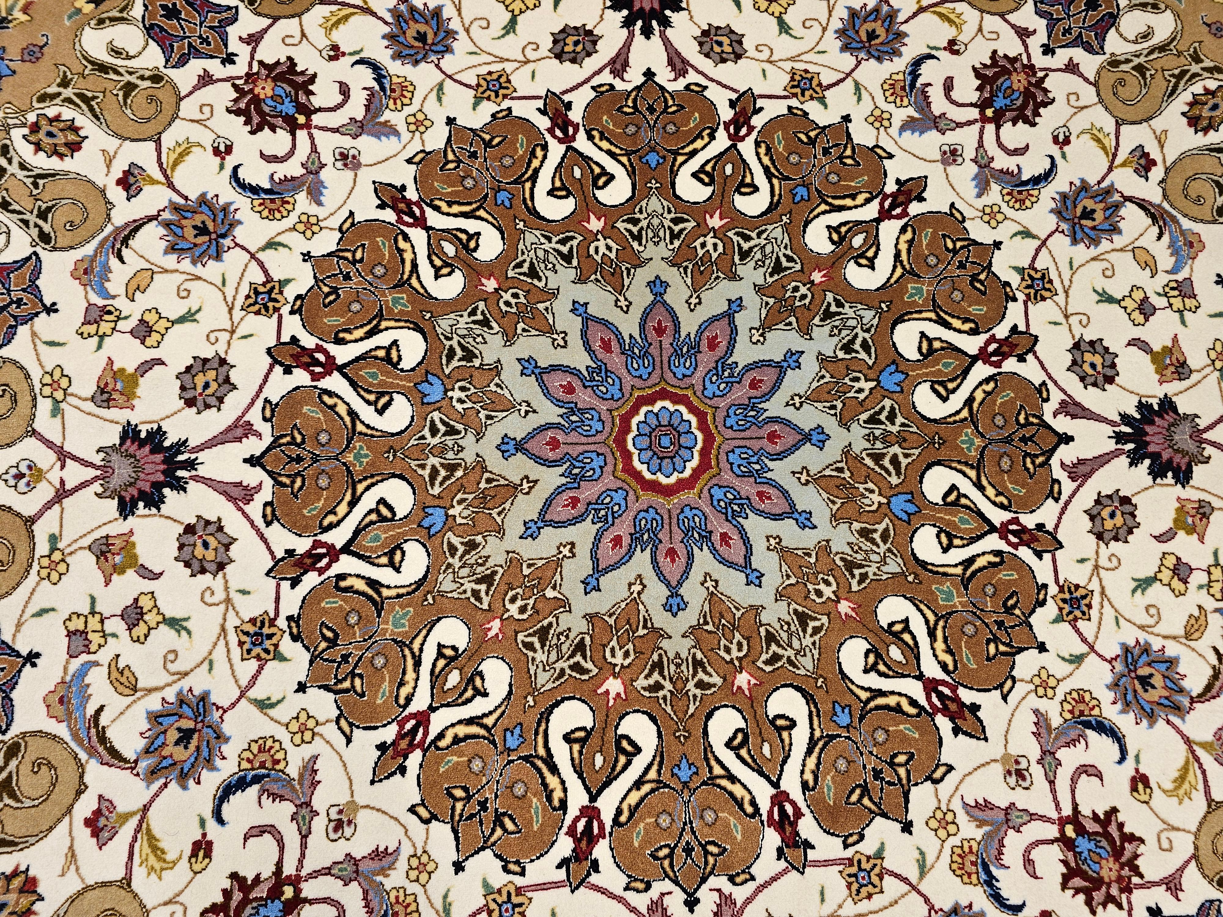 Rara alfombra tabriz persa cuadrada en crema y chocolate con reflejos de seda en venta 1