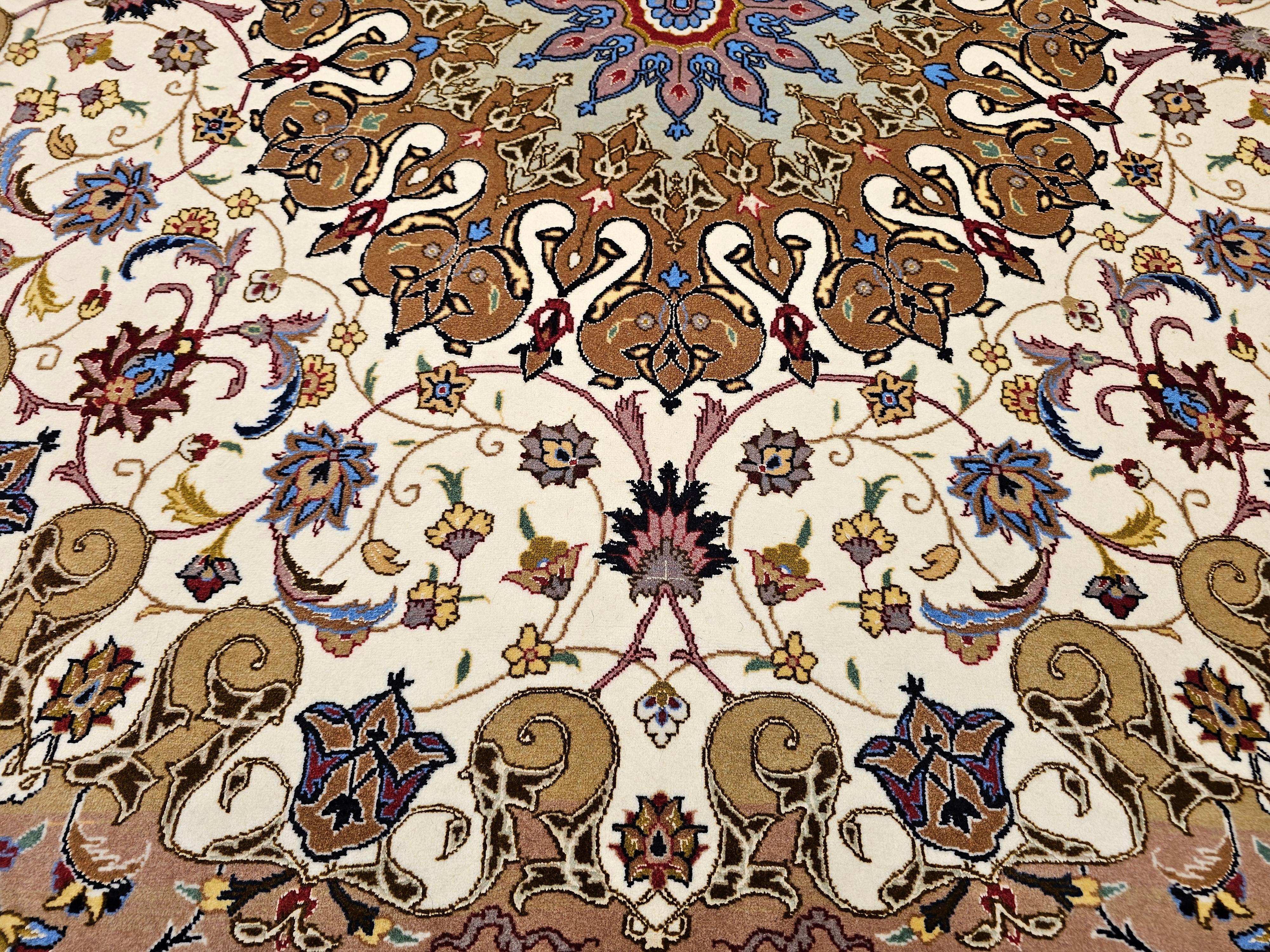 Rara alfombra tabriz persa cuadrada en crema y chocolate con reflejos de seda en venta 2