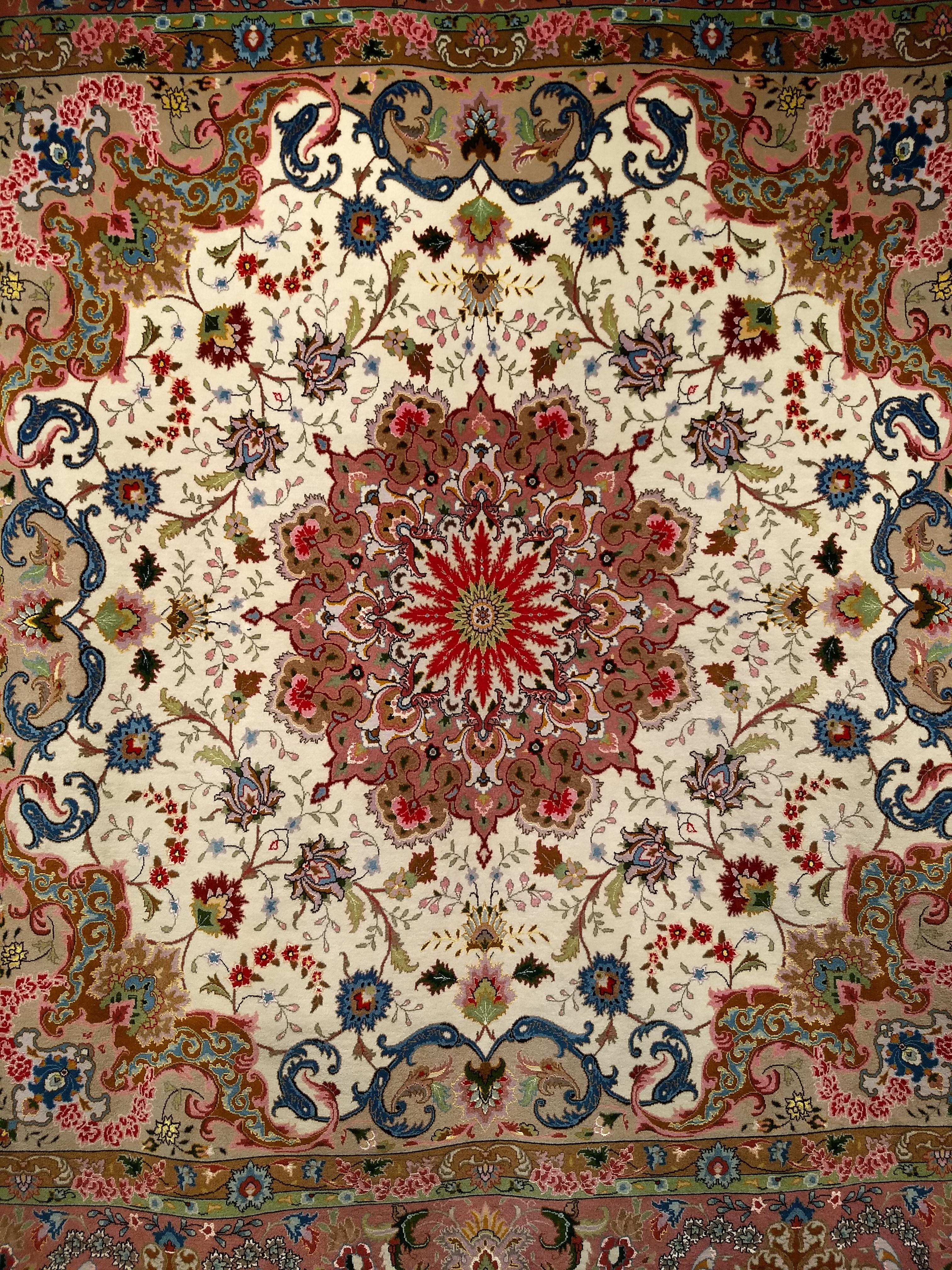 Magnífica alfombra cuadrada persa de Tabriz tejida a mano en uno de los talleres más apreciados de la histórica ciudad de Tabriz.  Esta alfombra lleva la firma artesanal del maestro tejedor Shirfar, un nombre sinónimo de excelencia. El singular