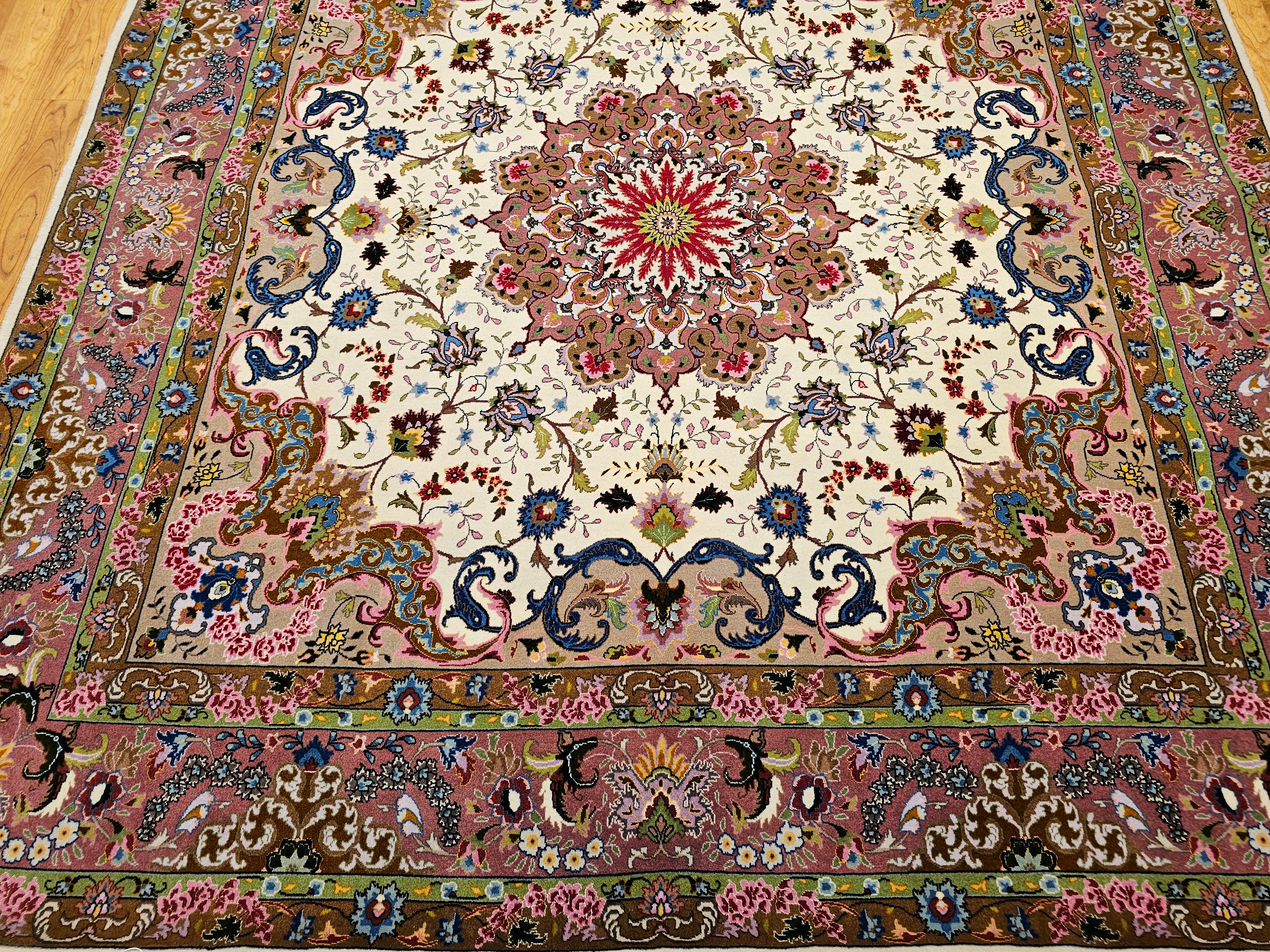 Rara alfombra tabriz persa cuadrada en crema y rosa con reflejos de seda Tejido a mano en venta
