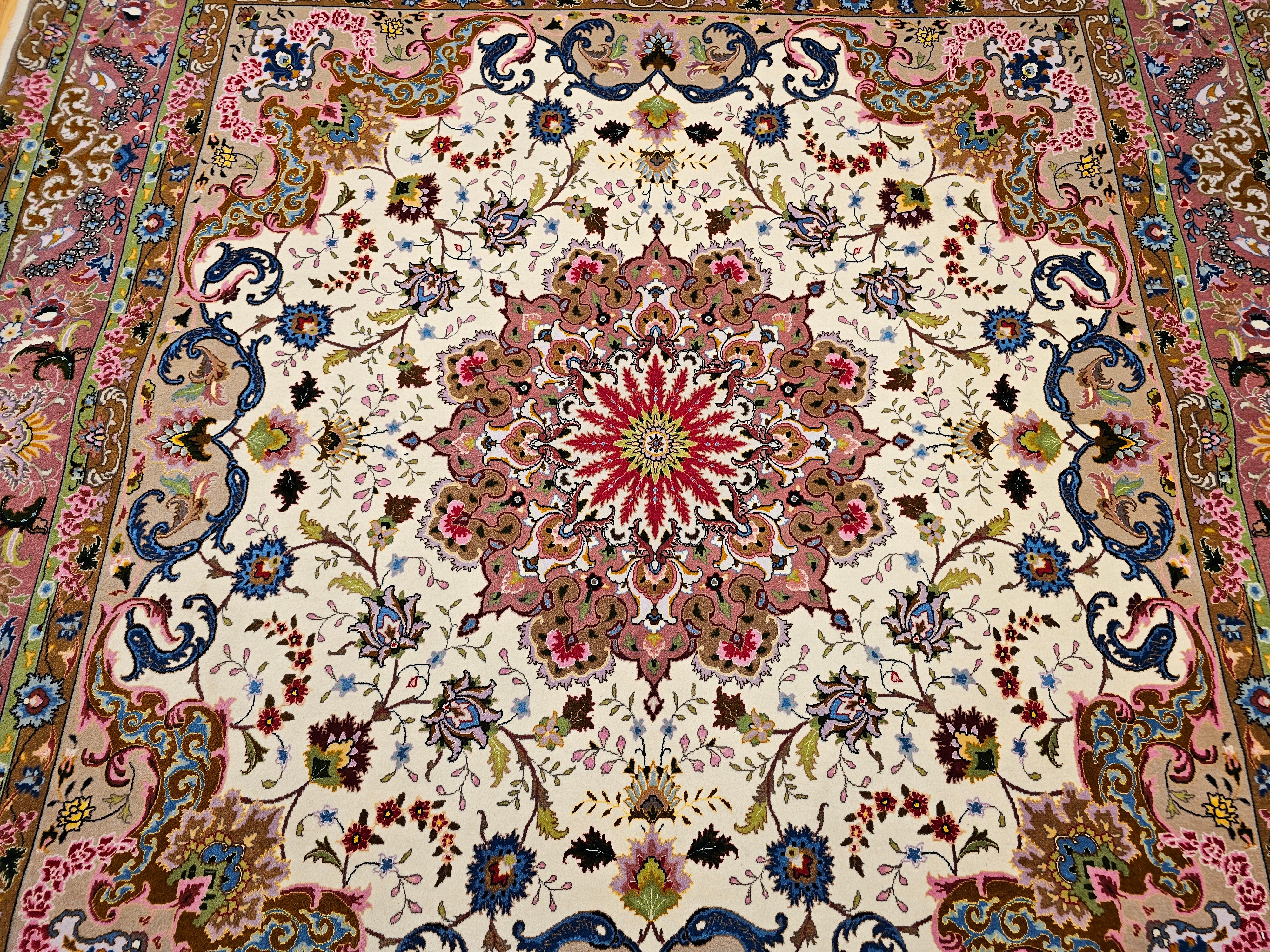 Rara alfombra tabriz persa cuadrada en crema y rosa con reflejos de seda en Excelente estado para la venta en Barrington, IL
