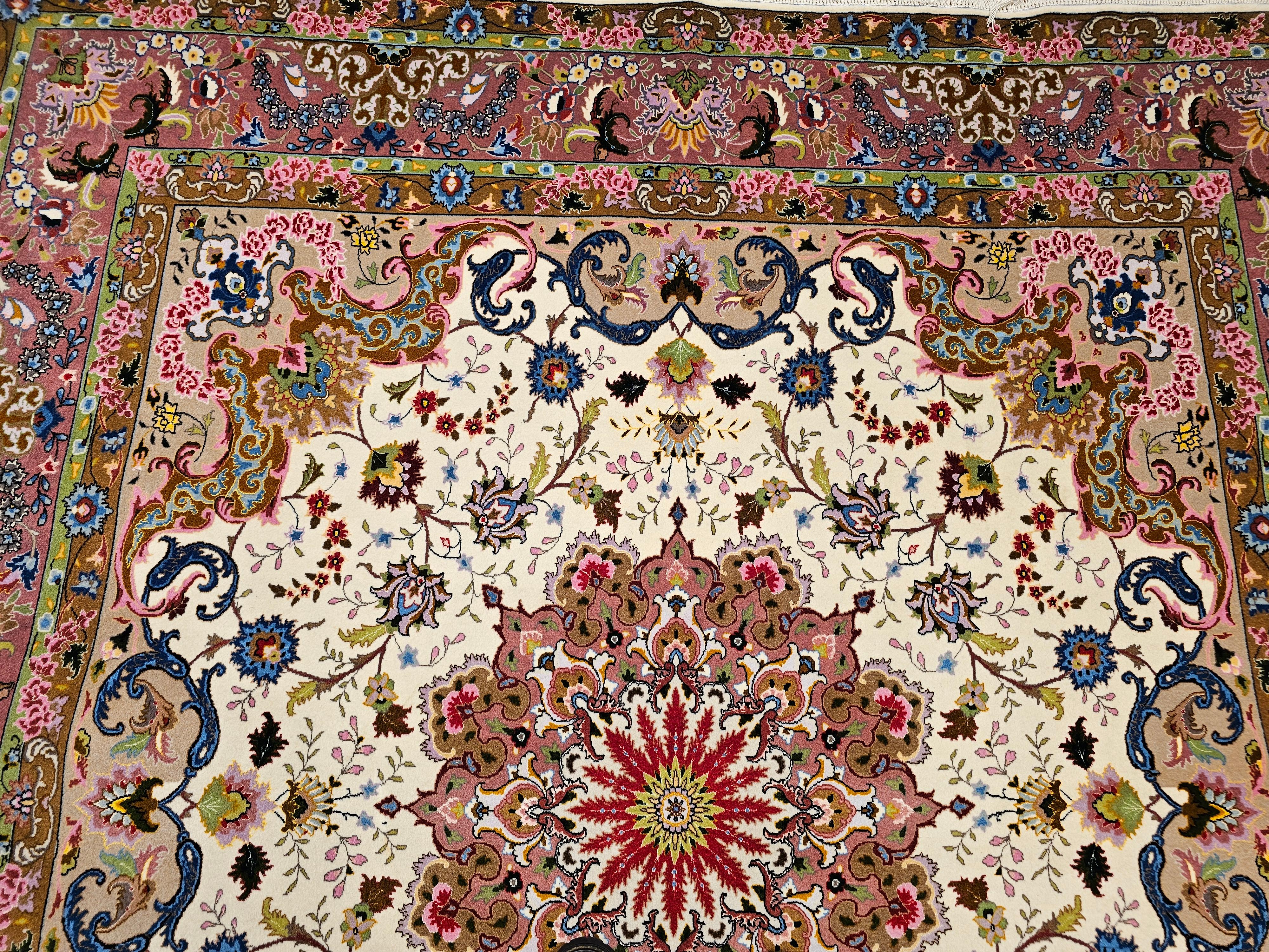 Rara alfombra tabriz persa cuadrada en crema y rosa con reflejos de seda siglo XX en venta