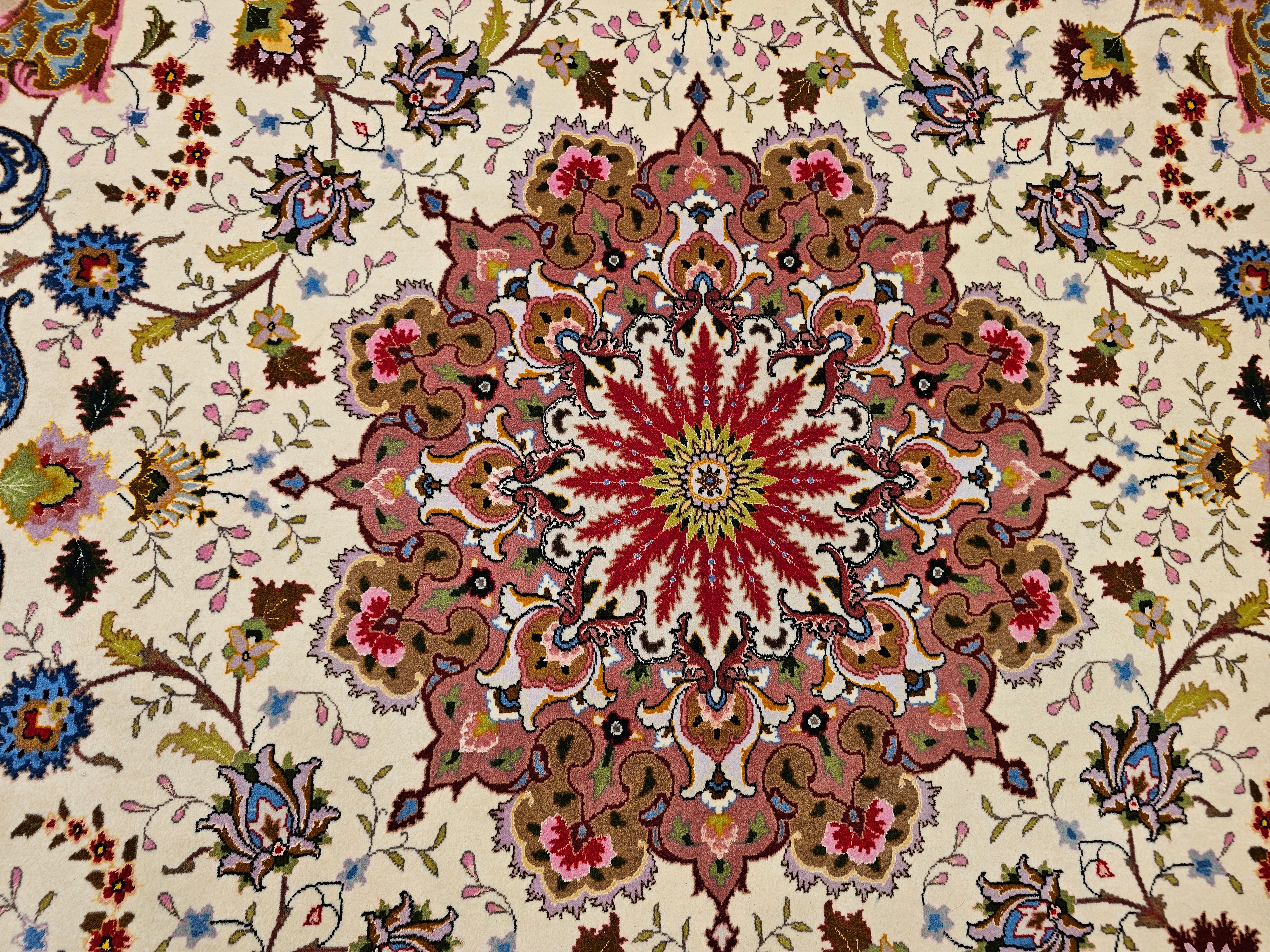 Rara alfombra tabriz persa cuadrada en crema y rosa con reflejos de seda en venta 2