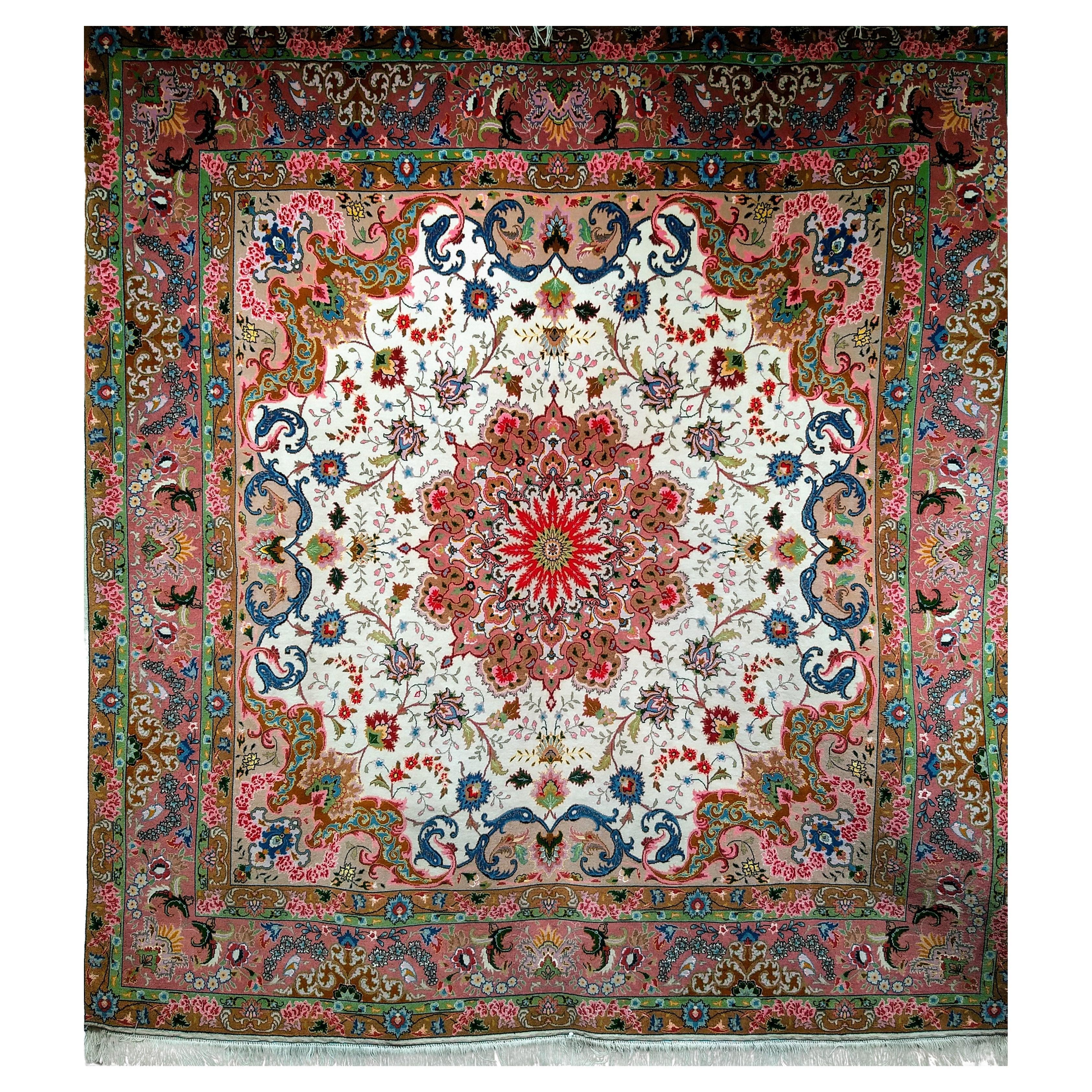 Rara alfombra tabriz persa cuadrada en crema y rosa con reflejos de seda en venta